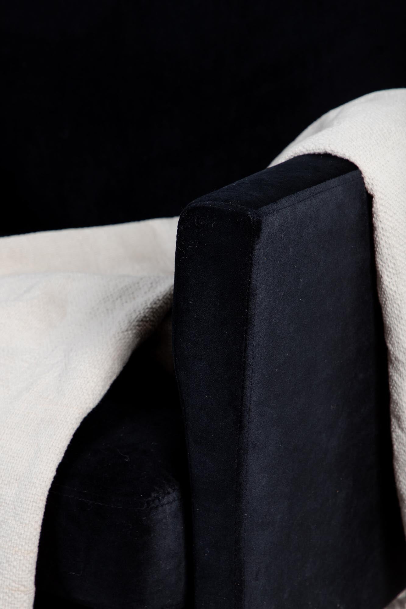 Zoom Sessel in Schwarz präsentiert im Onlineshop von KAQTU Design AG. Sessel mit Armlehnen ist von Venture Home