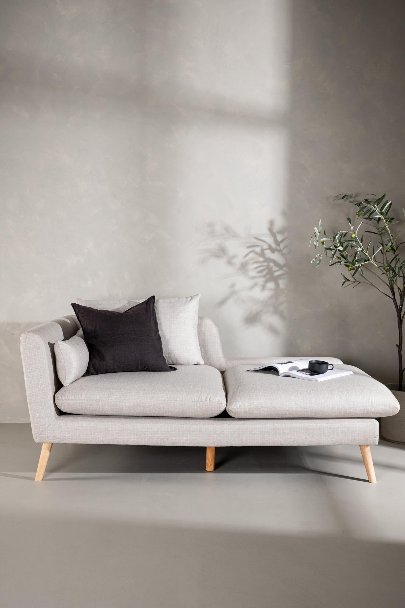 Elegantes Tacoma Sofa von Venture Home: nordisches Design, hochwertige Materialien und optimaler Komfort für Ihr Wohnzimmer.