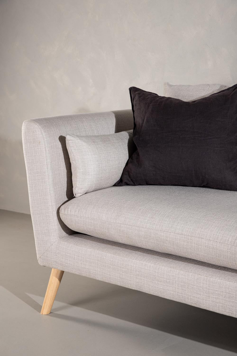 Tacoma Sofa in Beige präsentiert im Onlineshop von KAQTU Design AG. 2er Sofa ist von Venture Home