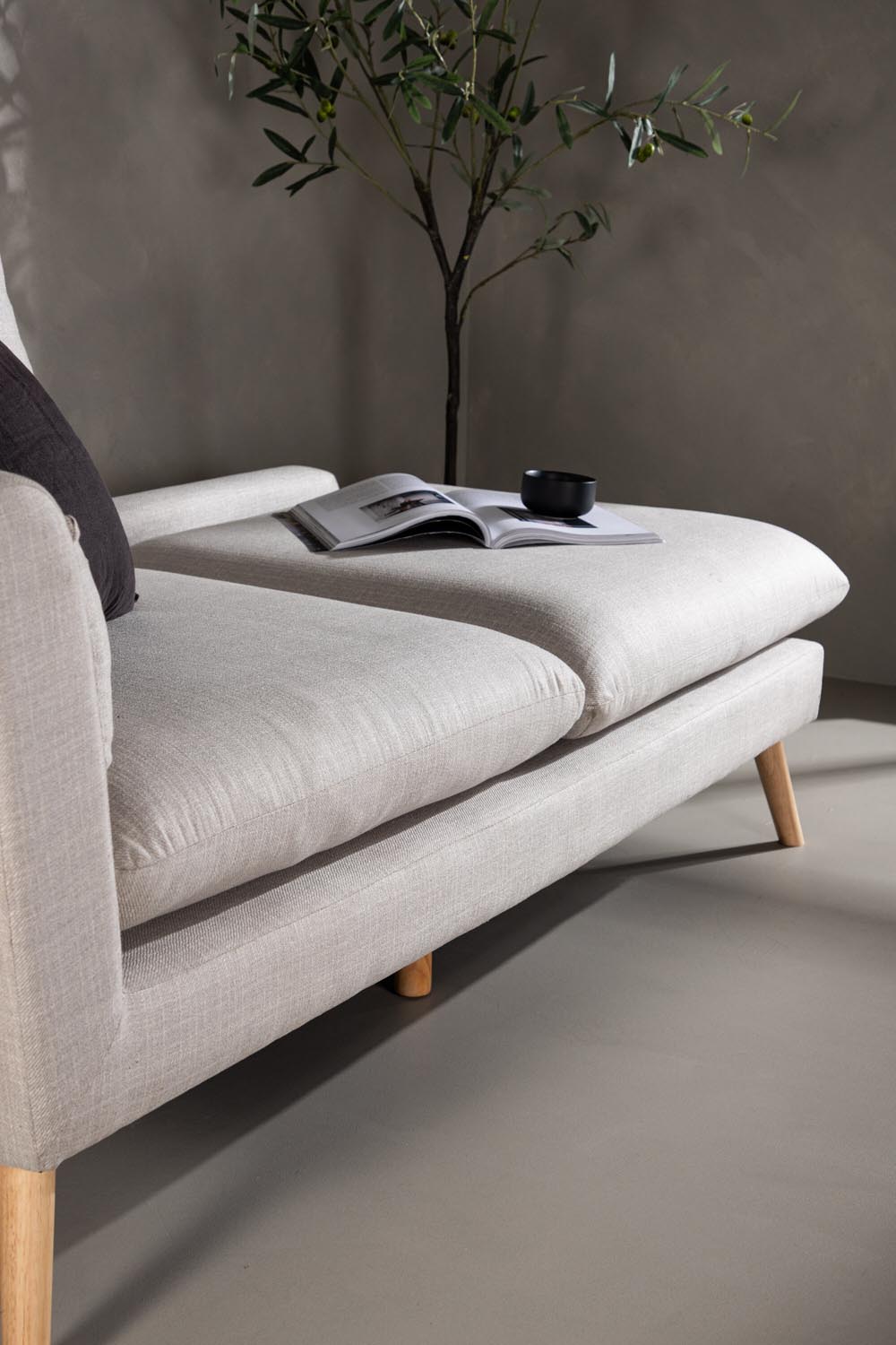 Tacoma Sofa in Beige präsentiert im Onlineshop von KAQTU Design AG. 2er Sofa ist von Venture Home