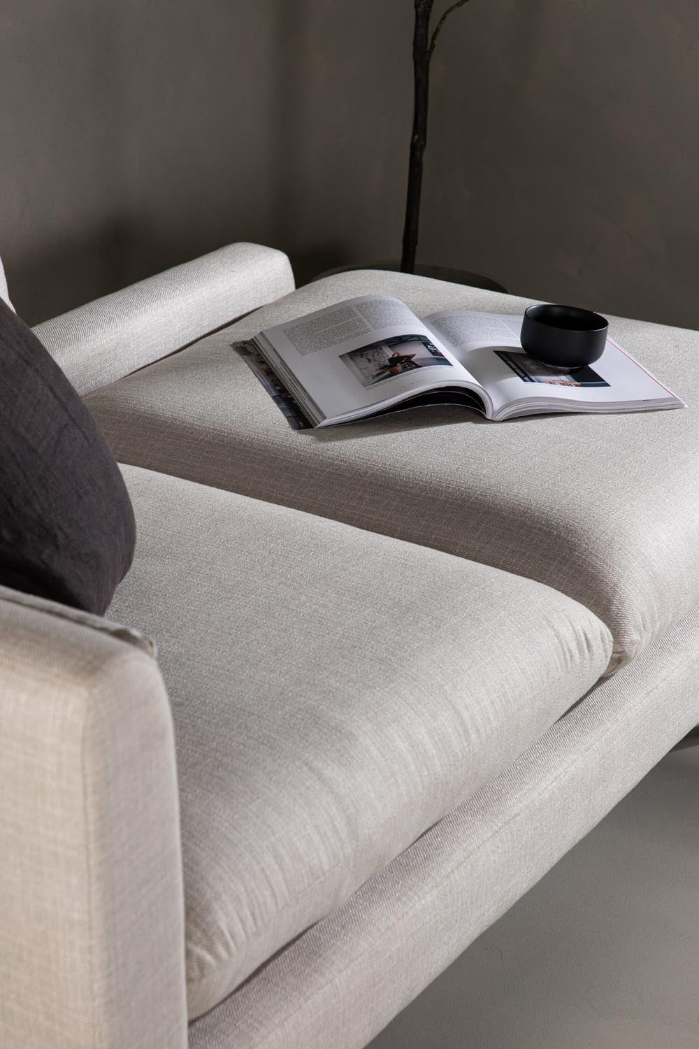 Tacoma Sofa in Beige präsentiert im Onlineshop von KAQTU Design AG. 2er Sofa ist von Venture Home