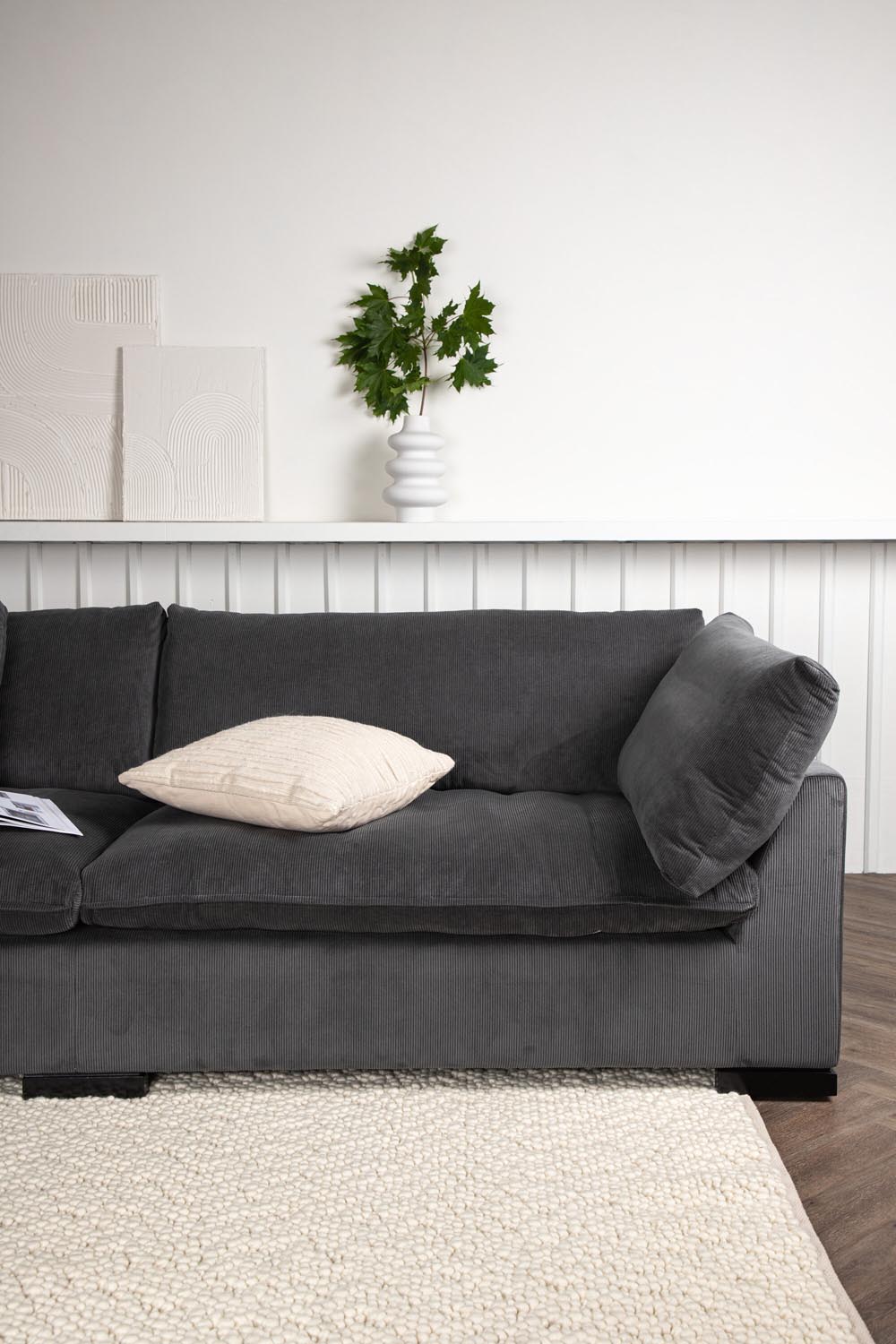 Durham Sofa in Dunkelgrau präsentiert im Onlineshop von KAQTU Design AG. 3er Sofa ist von Venture Home