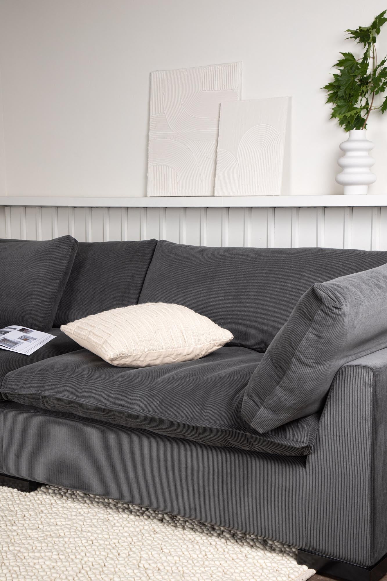 Stilvolles Durham Sofa von Venture Home im 50er-Jahre-Design, dunkelgrau, mit hohem Sitzkomfort und eleganten Armlehnen. Perfekt für Ihr Wohnzimmer!