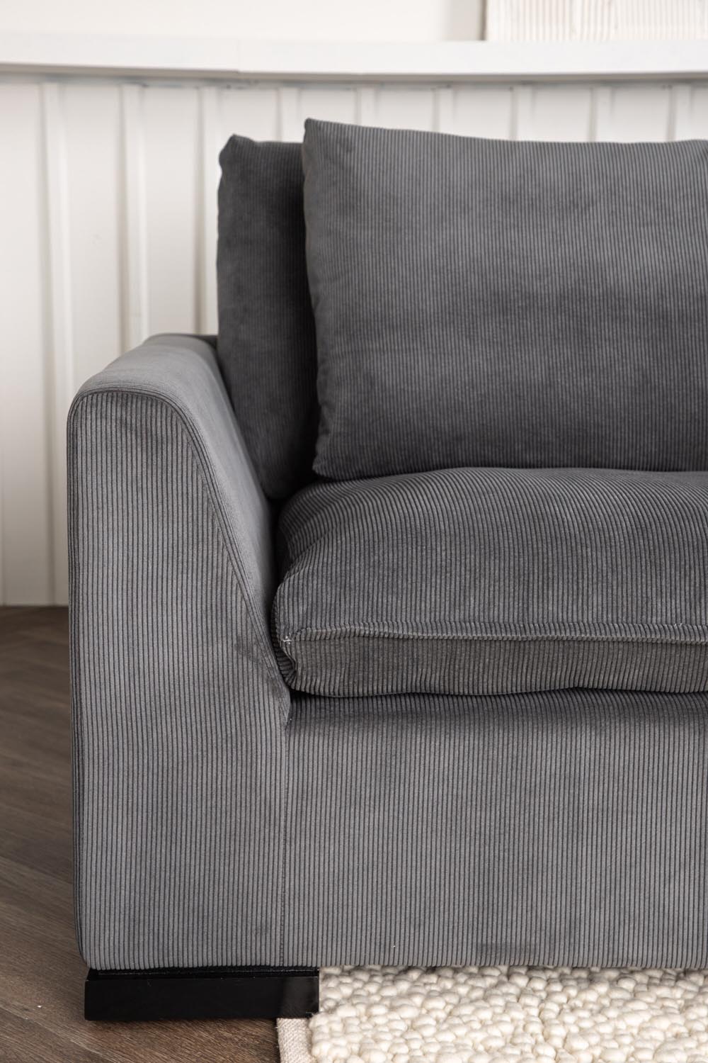 Durham Sofa in Dunkelgrau präsentiert im Onlineshop von KAQTU Design AG. 3er Sofa ist von Venture Home