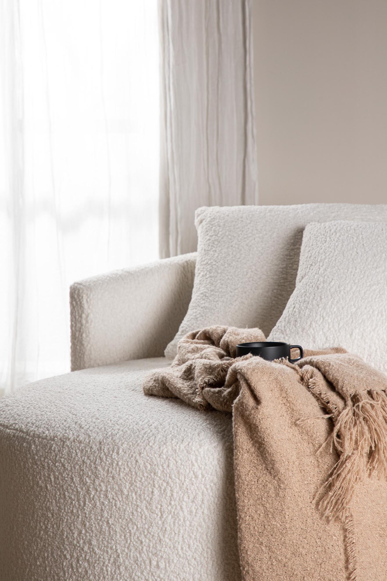 Stilvolles Kelso 2-Sitzer Sofa in weichem Teddystoff, ideal für gemütliche Wohnzimmer. Inklusive Kissen für zusätzlichen Komfort.