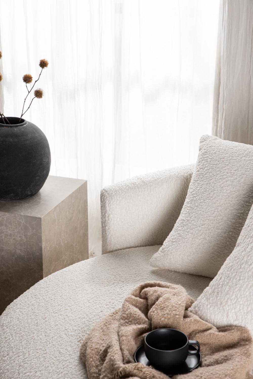 Kelso 2 Sitzer Sofa in Weiss präsentiert im Onlineshop von KAQTU Design AG. 2er Sofa ist von Venture Home