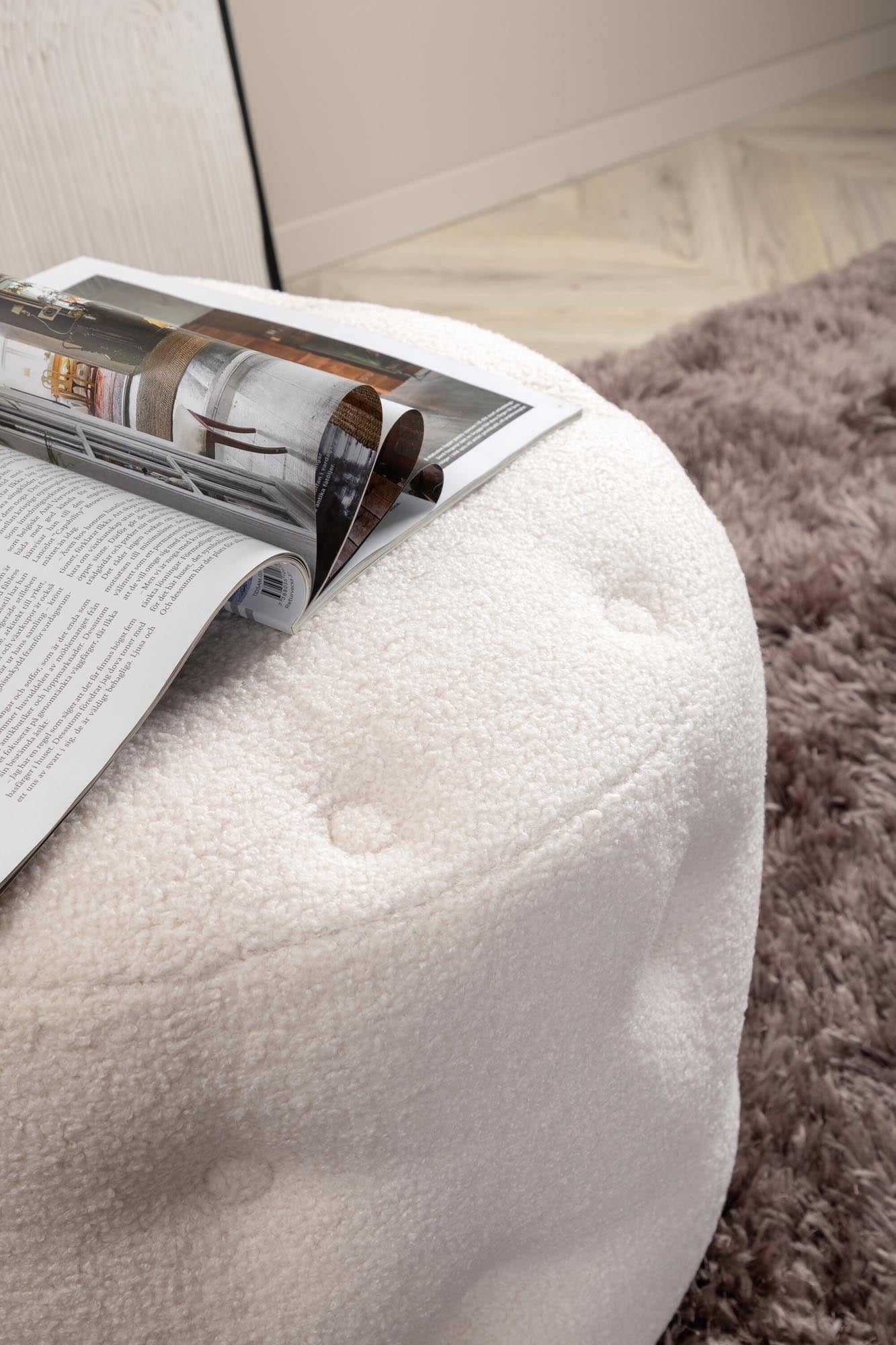 Der Benjamin Ottoman / Pouf von Venture Home ist ein elegantes Möbelstück in sanftem Beige, das Komfort und Stil vereint. Perfekt als Fußhocker oder zusätzlicher Sitzplatz.