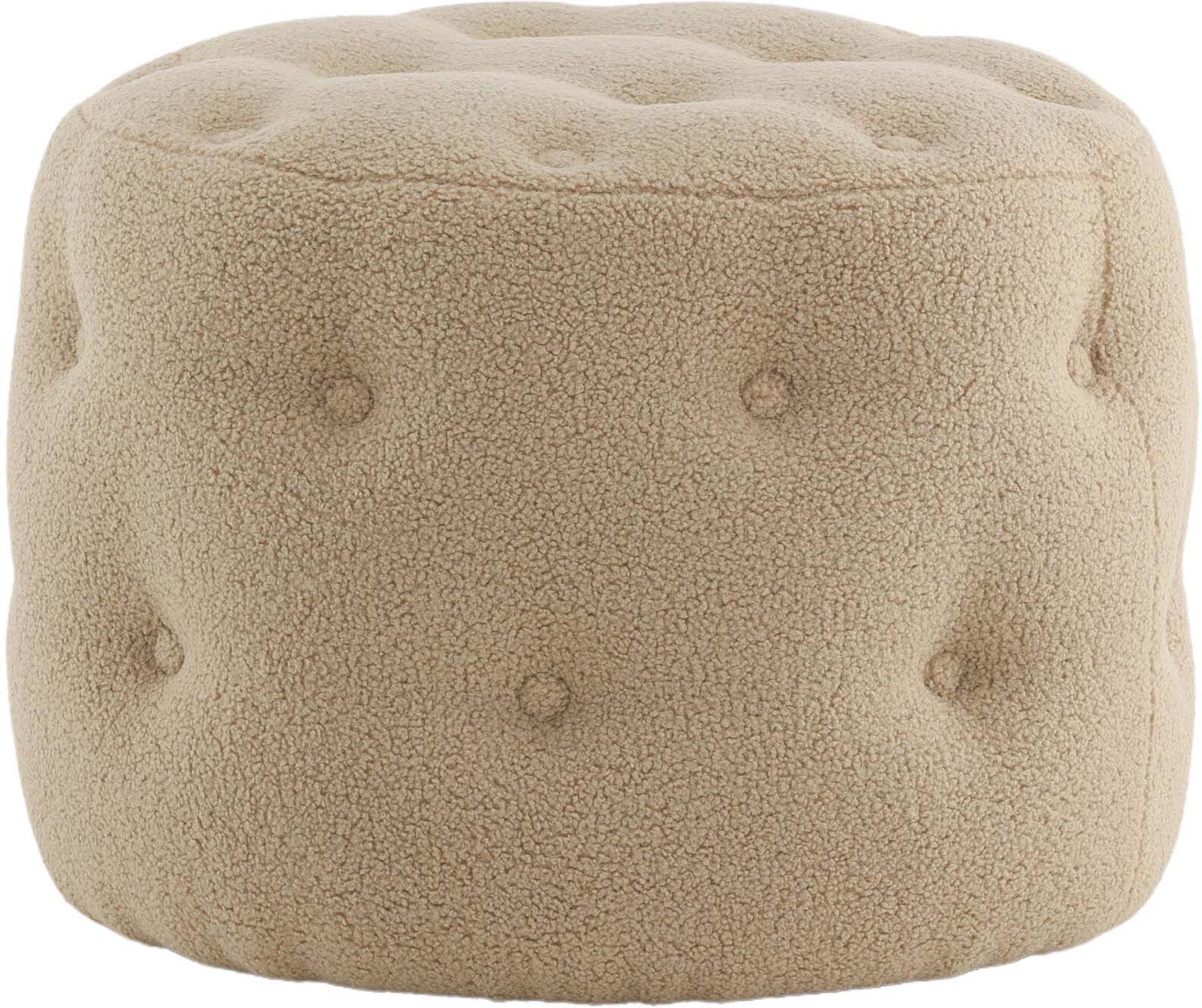 Der Benjamin Ottoman / Pouf von Venture Home kombiniert luxuriösen Teddystoff mit elegantem Design. Perfekt als stilvolles Accessoire und bequeme Sitzgelegenheit.