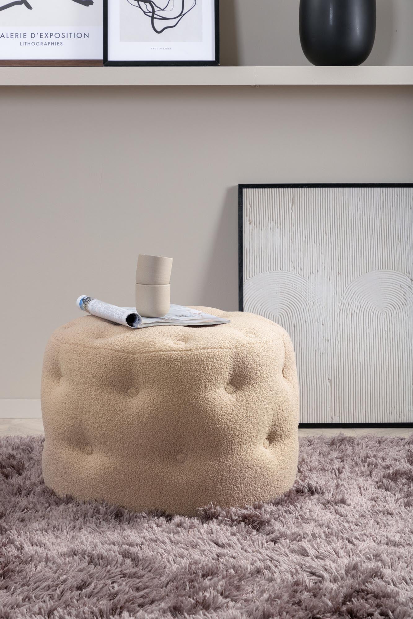 Entdecken Sie den stilvollen Benjamin Ottoman / Pouf von Venture Home in sanftem Beige. Ein elegantes Möbelstück, das Komfort und Design vereint.