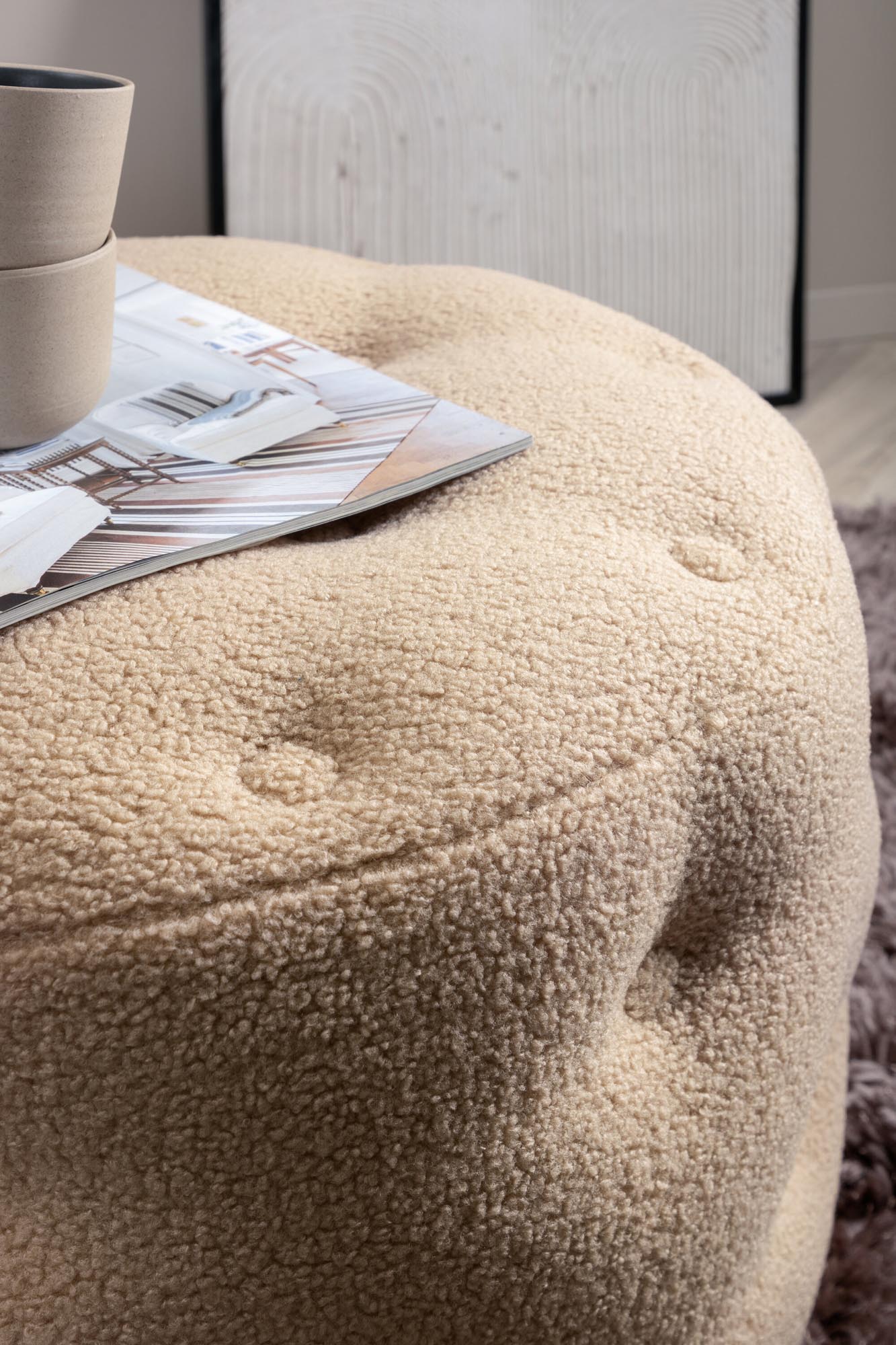 Der Benjamin Ottoman / Pouf von Venture Home ist ein elegantes Möbelstück aus weichem Teddystoff, das Komfort und Stil vereint. Mit seinem zylindrischen Design und den dekorativen Knöpfen wird er zum Blickfang in jedem Raum.