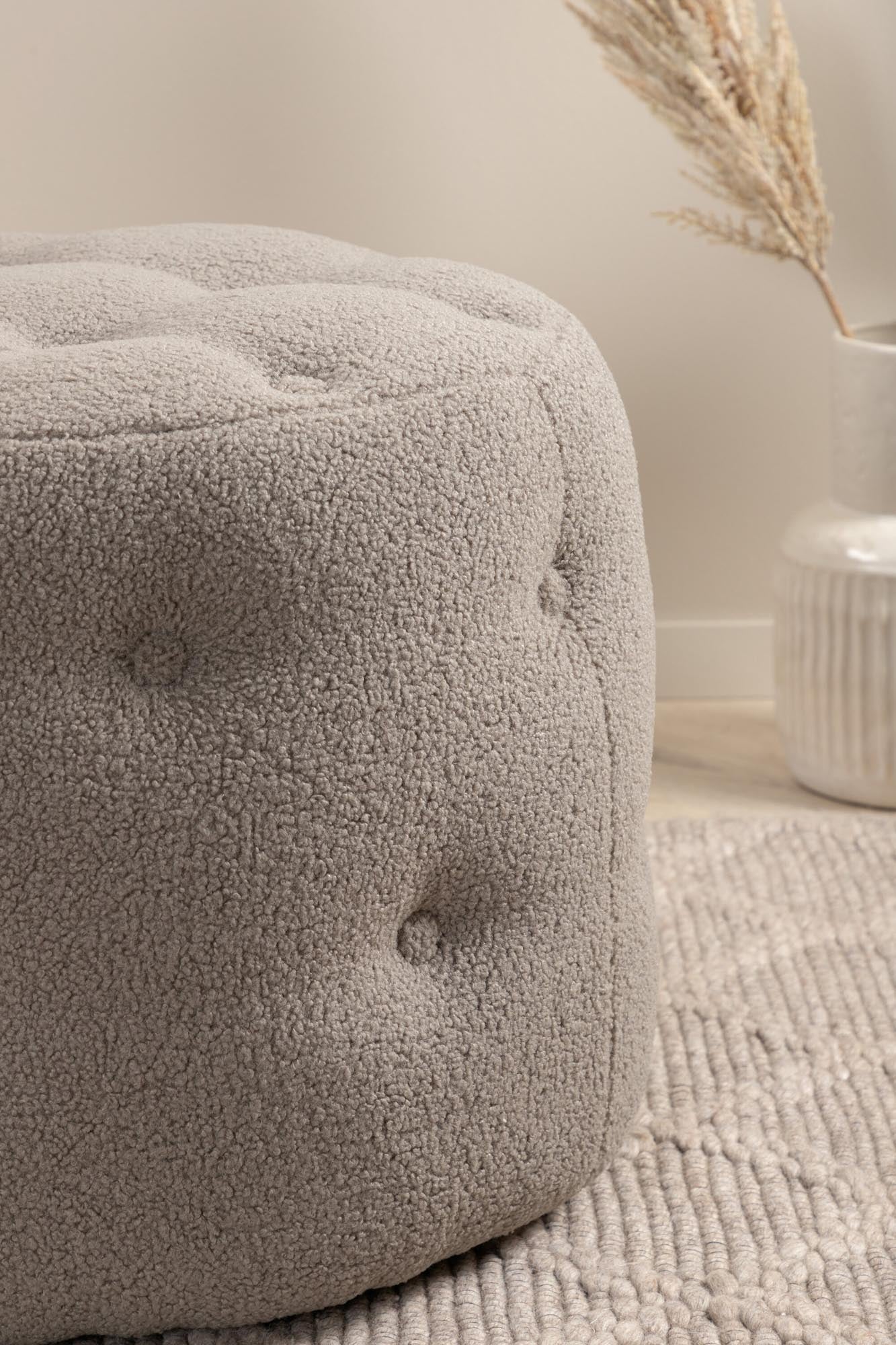 Entdecken Sie den stilvollen Benjamin Ottoman / Pouf von Venture Home in sanftem Beigeton. Ideal als Sitzgelegenheit oder Fußhocker, vereint er Komfort und Eleganz.