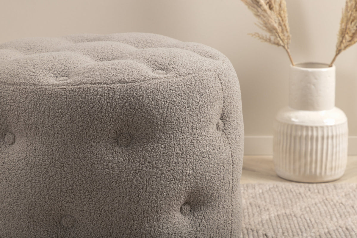 Benjamin Ottoman / Pouf in Greige präsentiert im Onlineshop von KAQTU Design AG. Pouf ist von Venture Home