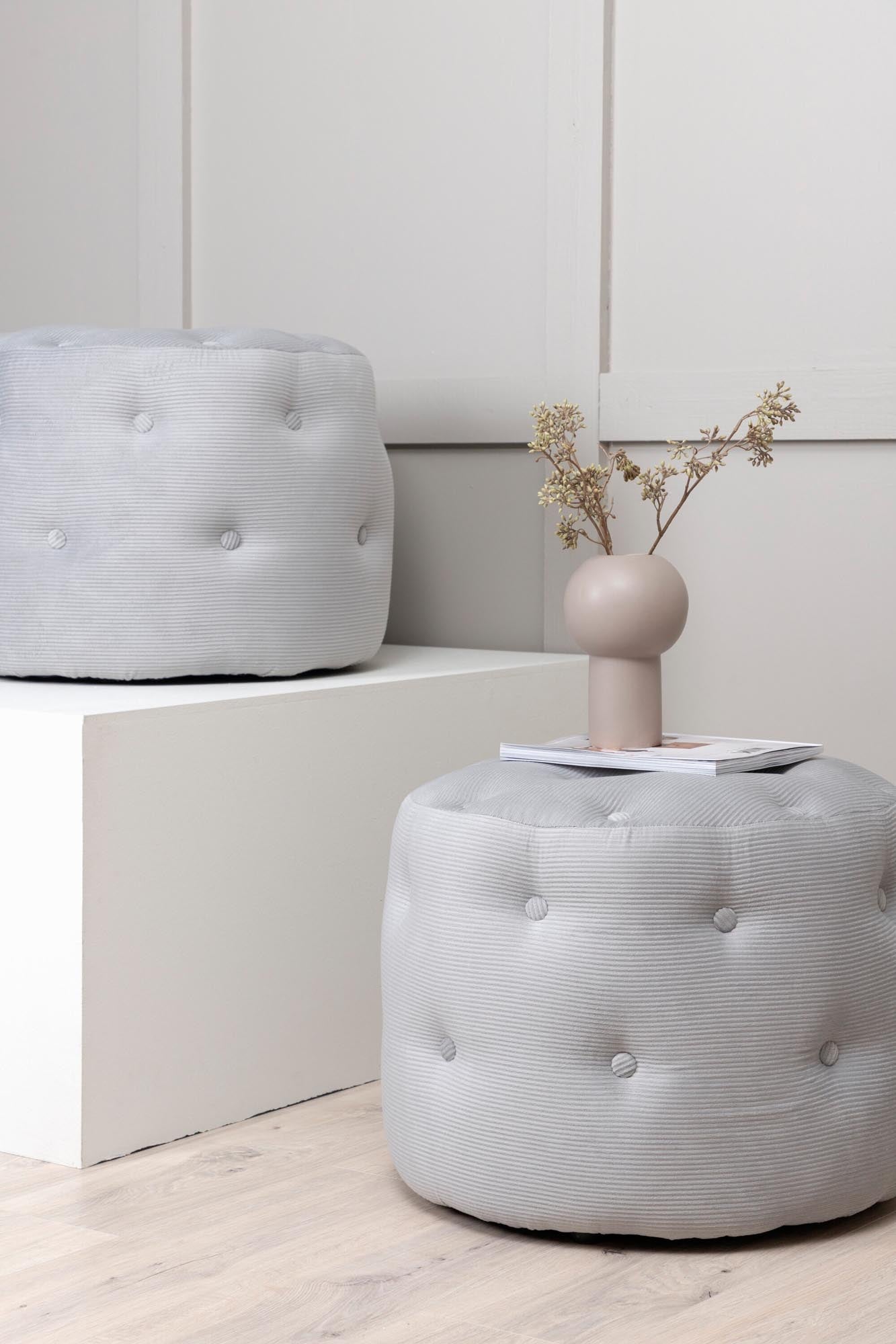 Der Benjamin Ottoman / Pouf von Venture Home ist ein elegantes Möbelstück in sanftem Beige, das Komfort und Stil vereint. Perfekt als Fußhocker oder zusätzlicher Sitzplatz.