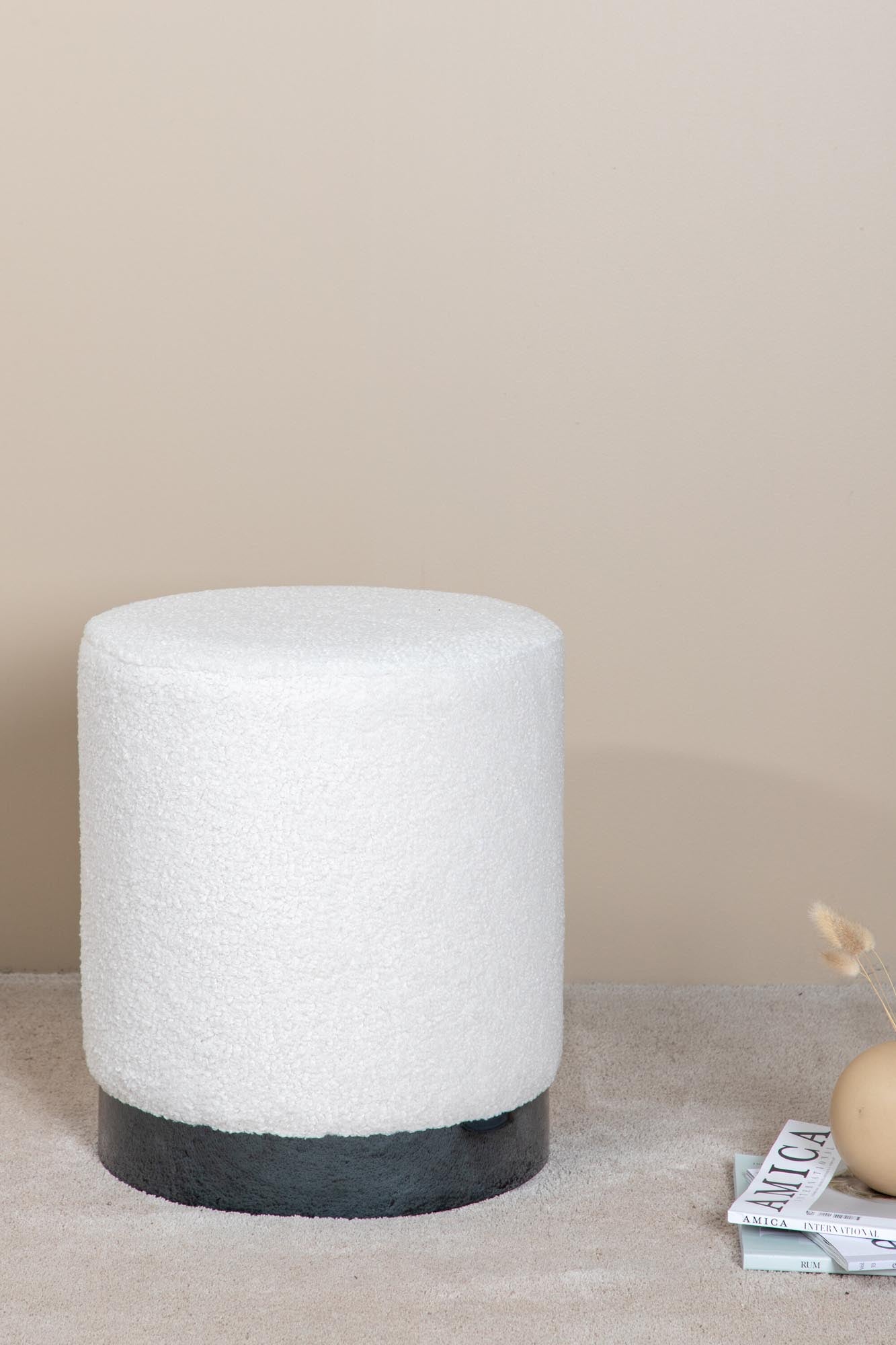 Benji Pouf von Venture Home: Stilvoller, zylinderförmiger Hocker aus Teddystoff, ideal für Komfort und Eleganz in jedem Raum.