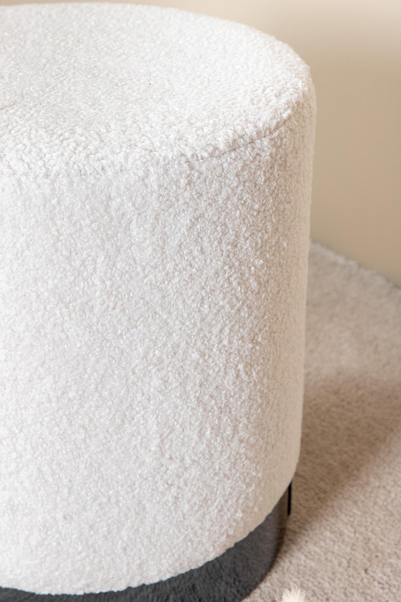 Benji Pouf von Venture Home: Eleganter, zylinderförmiger Hocker aus Teddystoff, ideal für Komfort und stilvolle Akzente in jedem Raum.