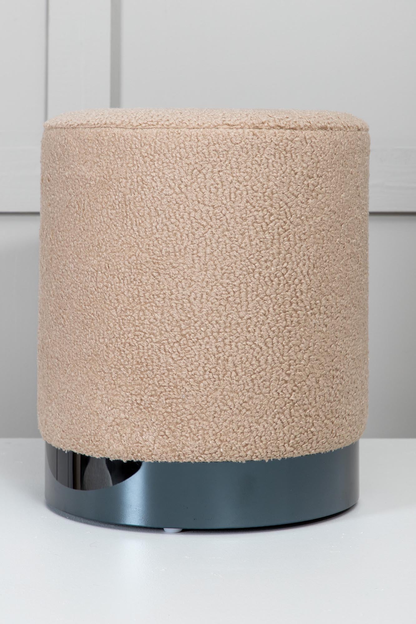 Eleganter Benji Pouf von Venture Home in Beige für stilvolle Räume.