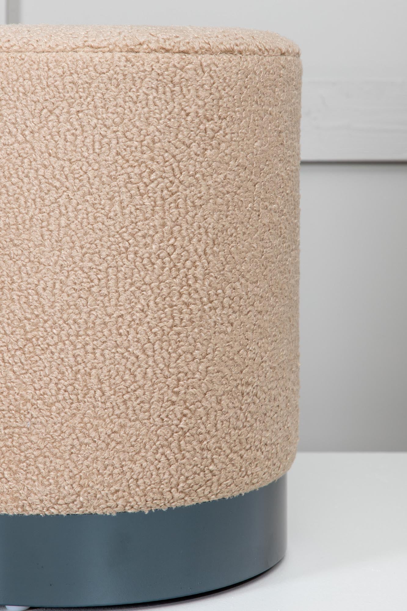 Benji Pouf von Venture Home: Eleganter, zylinderförmiger Hocker aus Teddystoff, ideal für Komfort und stilvolle Akzente in jedem Raum.