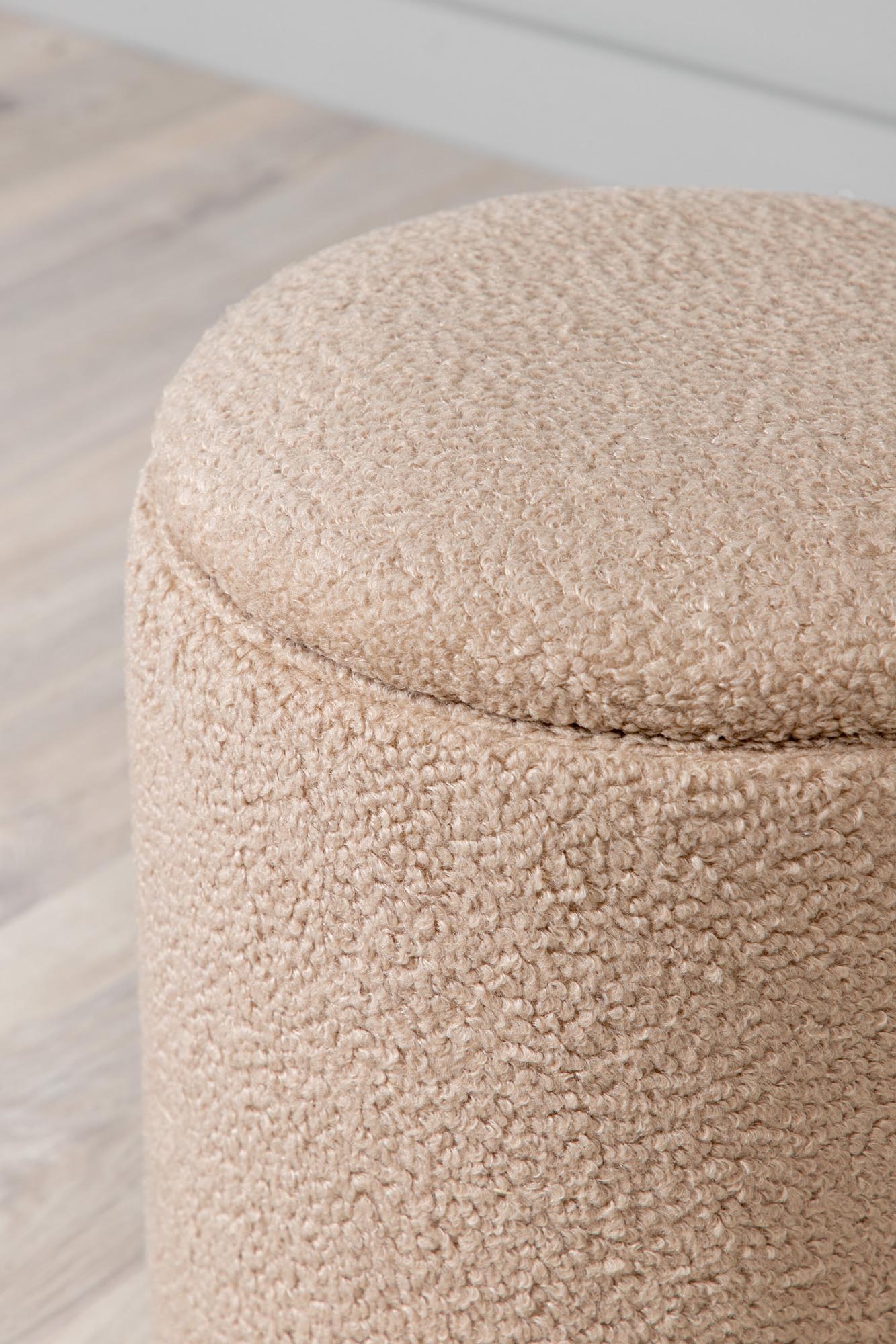 Benji Ottoman von Venture Home: Stilvoller Pouf aus hochwertigem Teddystoff, perfekt als Sitzgelegenheit oder dekoratives Element für Ihr Zuhause.