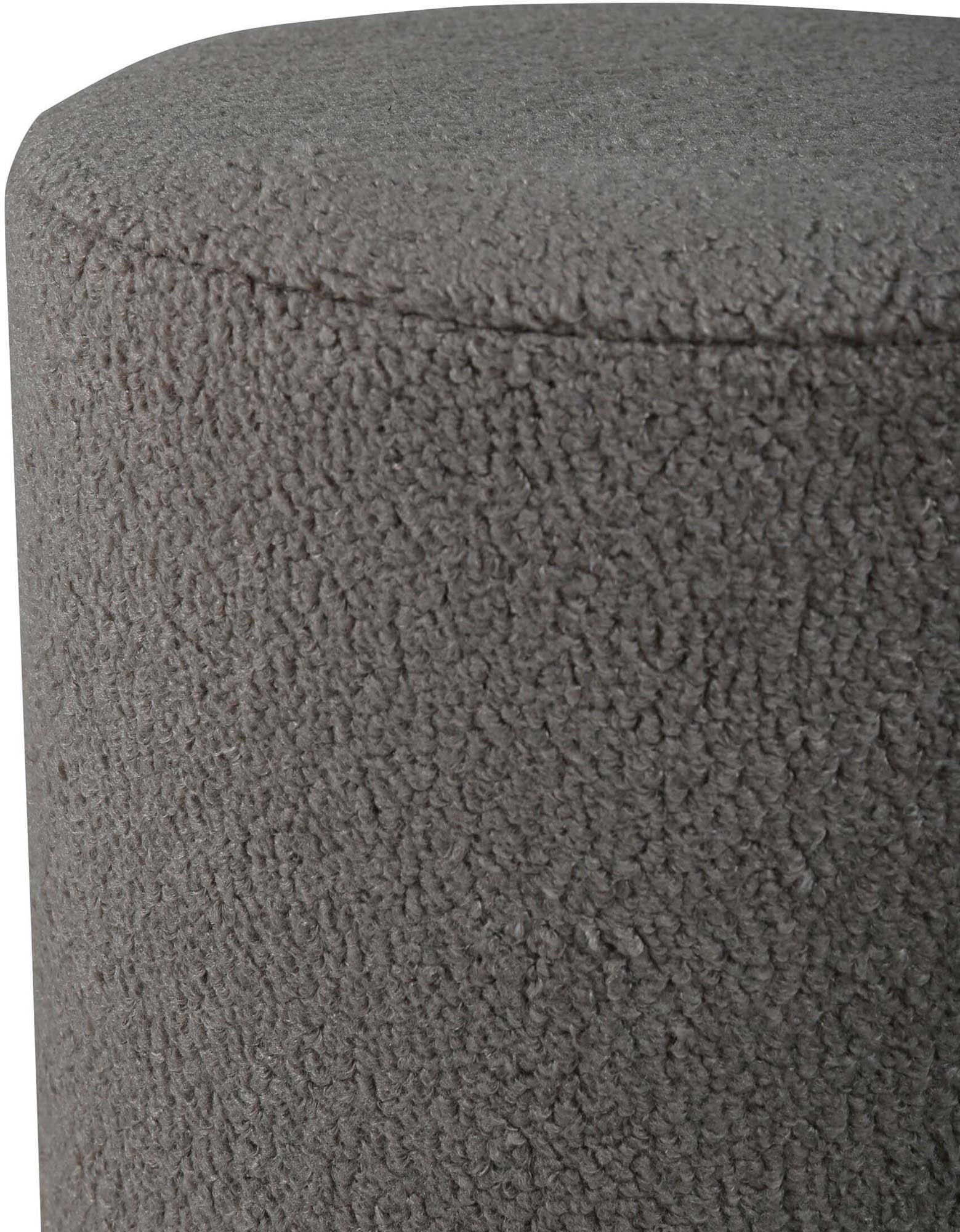 Benji Pouf von Venture Home: Stilvoller, zylinderförmiger Ottoman aus luxuriösem Teddystoff, ideal als Sitzgelegenheit oder dekoratives Element.