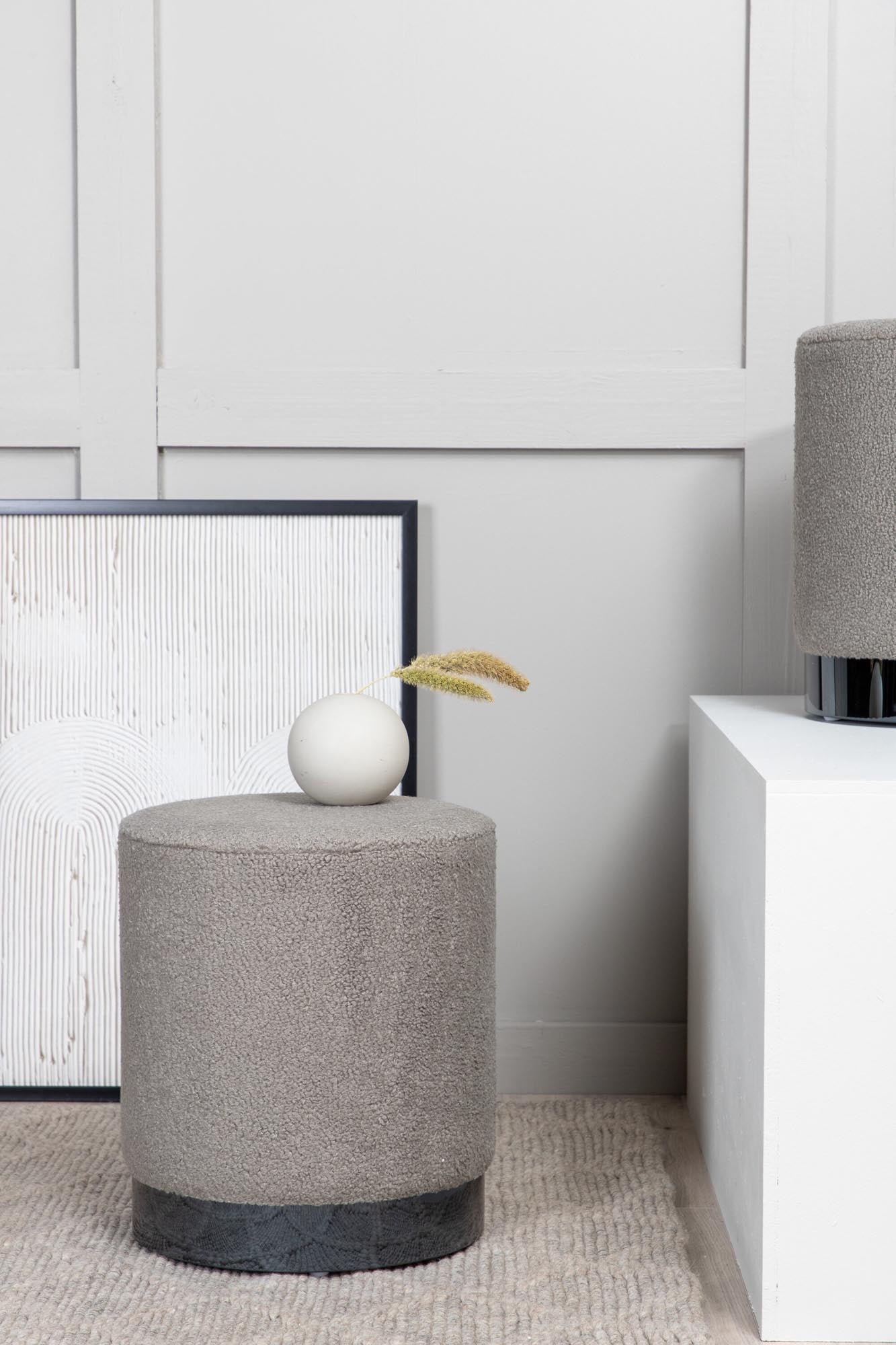 Benji Ottoman von Venture Home: Eleganter Pouf aus weichem Teddystoff, perfekt als Sitzgelegenheit oder dekoratives Element in jedem Raum.