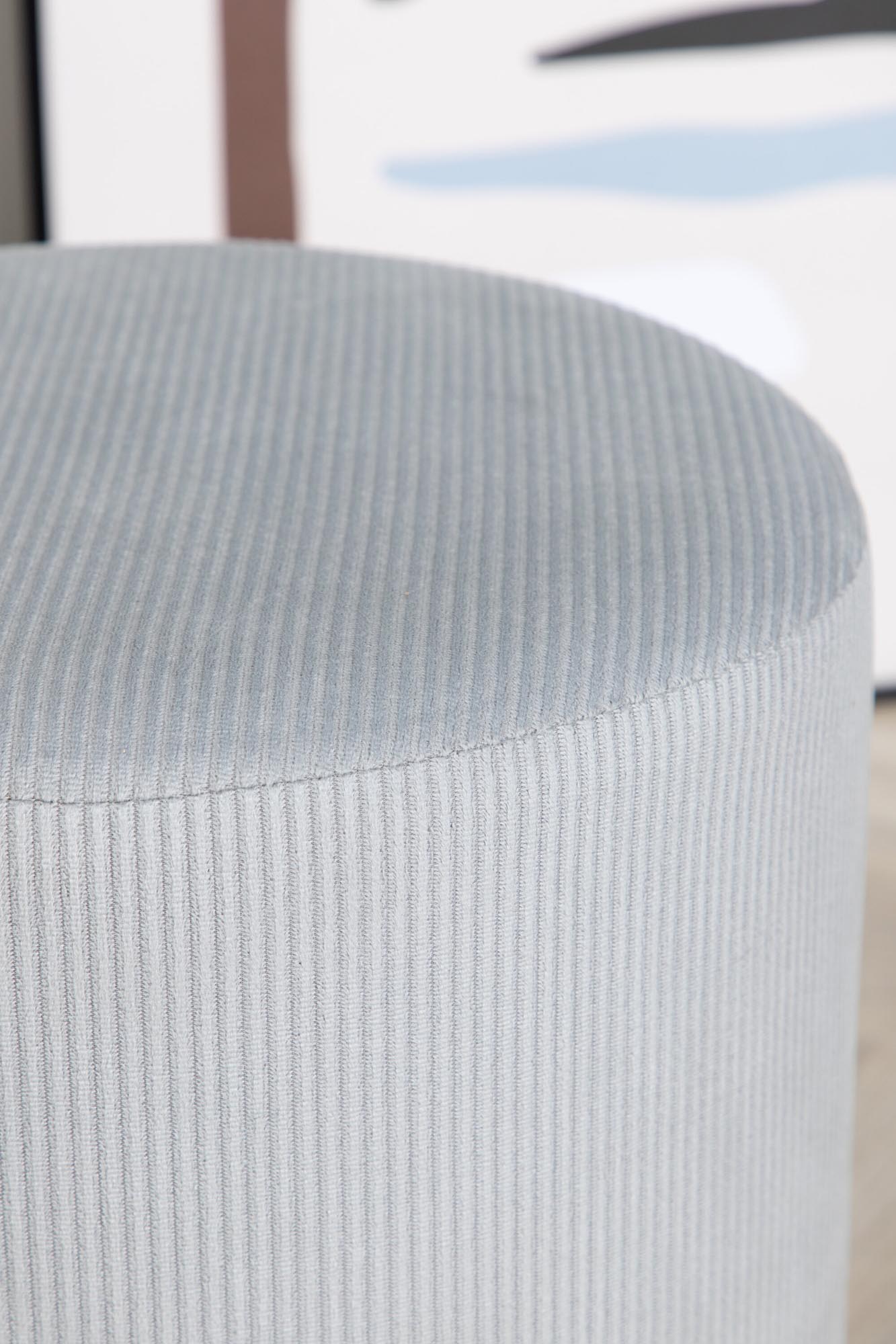 Benji Pouf von Venture Home: Stilvoller, zylinderförmiger Hocker aus Teddystoff, ideal für Komfort und vielseitige Nutzung.