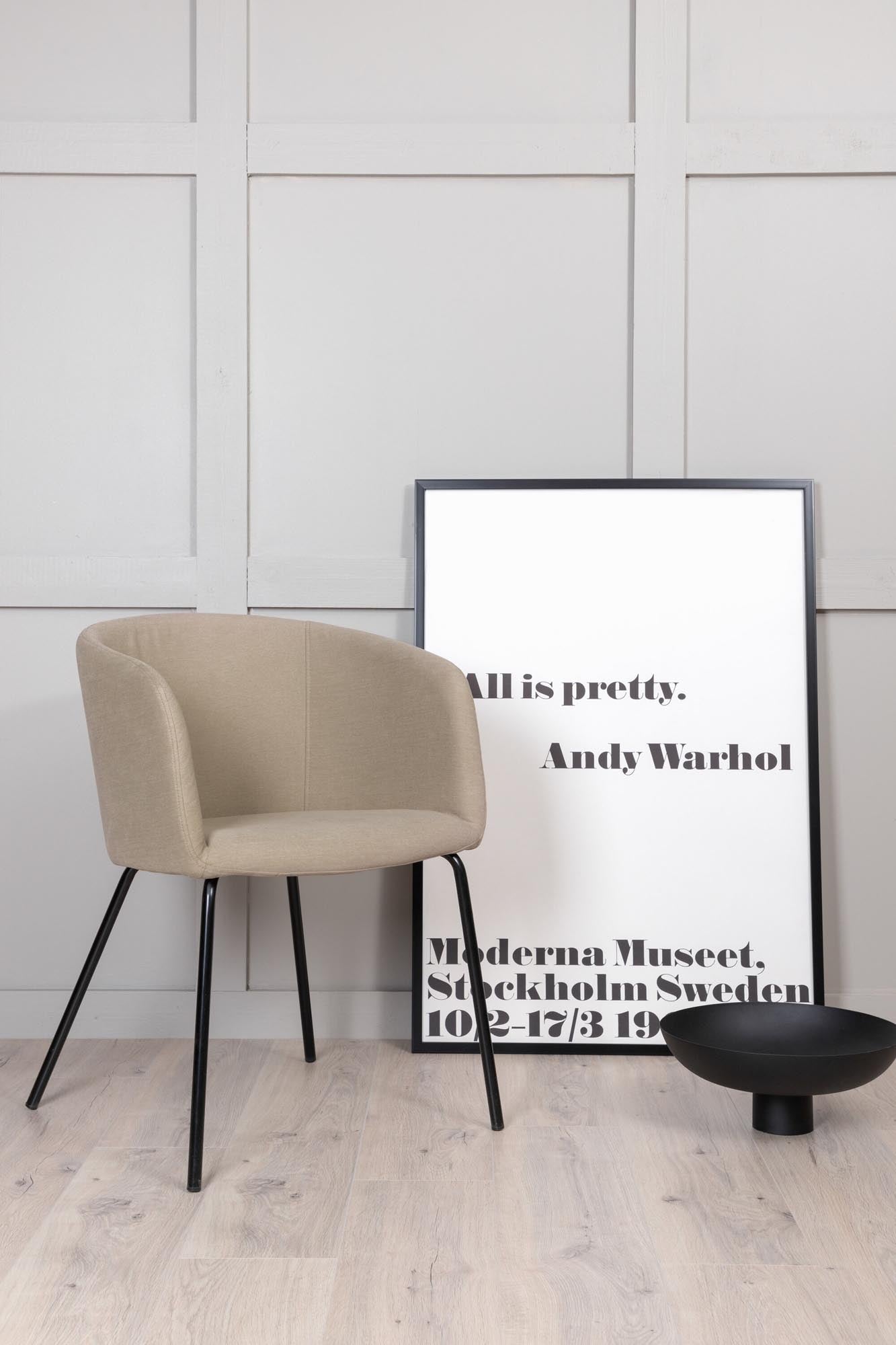 Entdecken Sie den Berit Stuhl von Venture Home: Stilvolles Beige, hochwertige Materialien und elegantes Design für Ihr Esszimmer. Komfortabel und stabil!