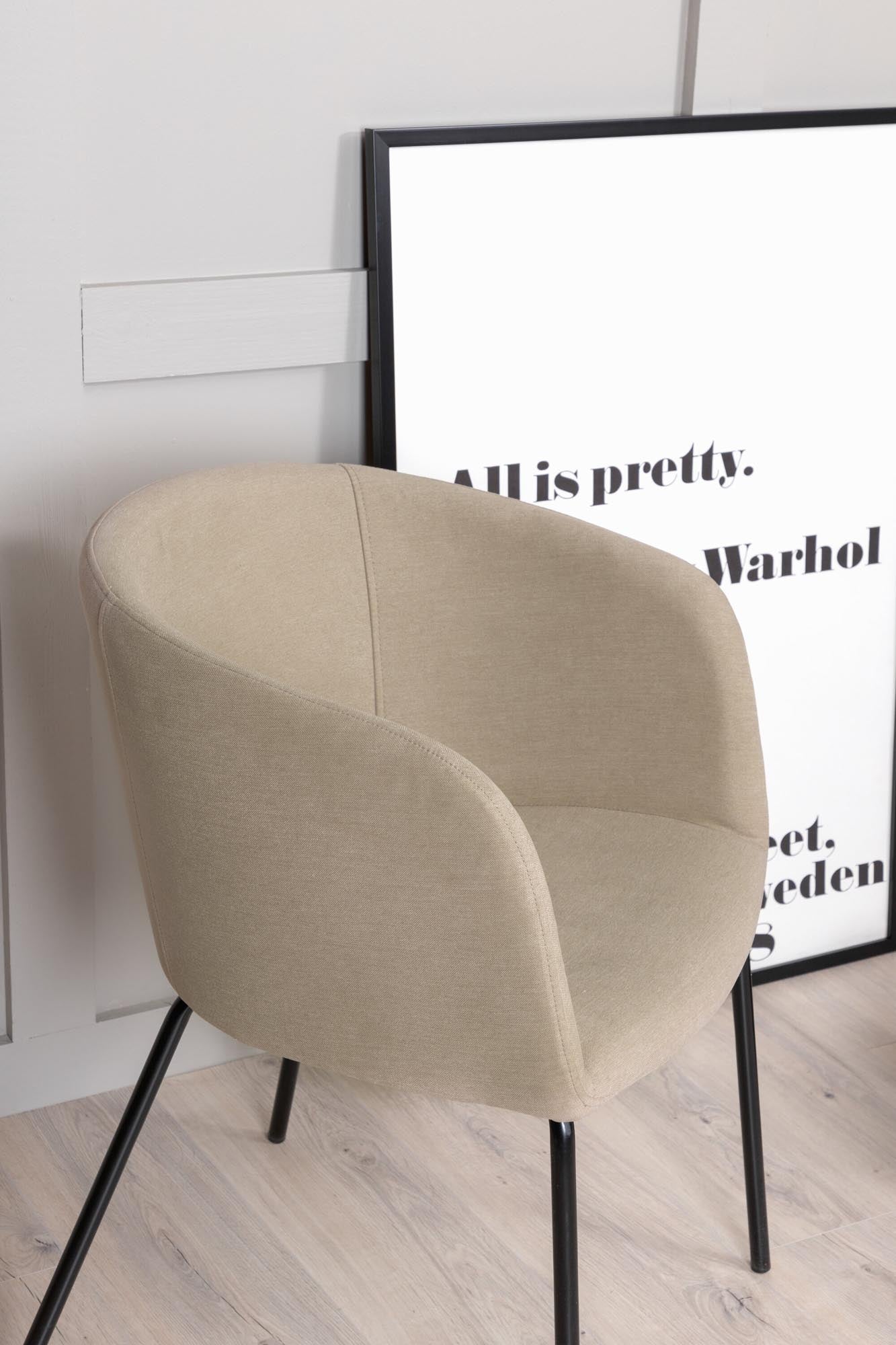 Stilvoller Berit Stuhl von Venture Home, beige, aus hochwertigem Polyesterleinen, ideal für moderne Esszimmer und gesellige Abende.