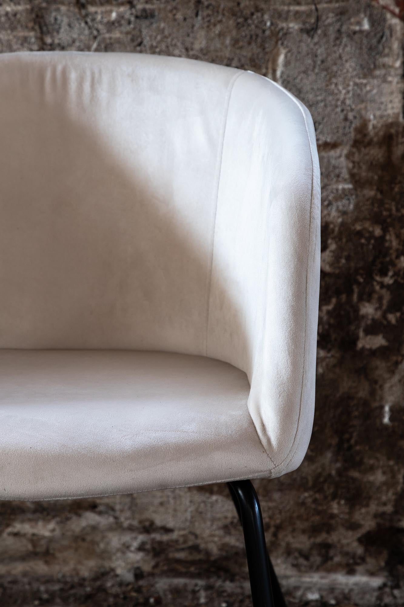 Berit Stuhl in Beige präsentiert im Onlineshop von KAQTU Design AG. Schalenstuhl mit Armlehne ist von Venture Home