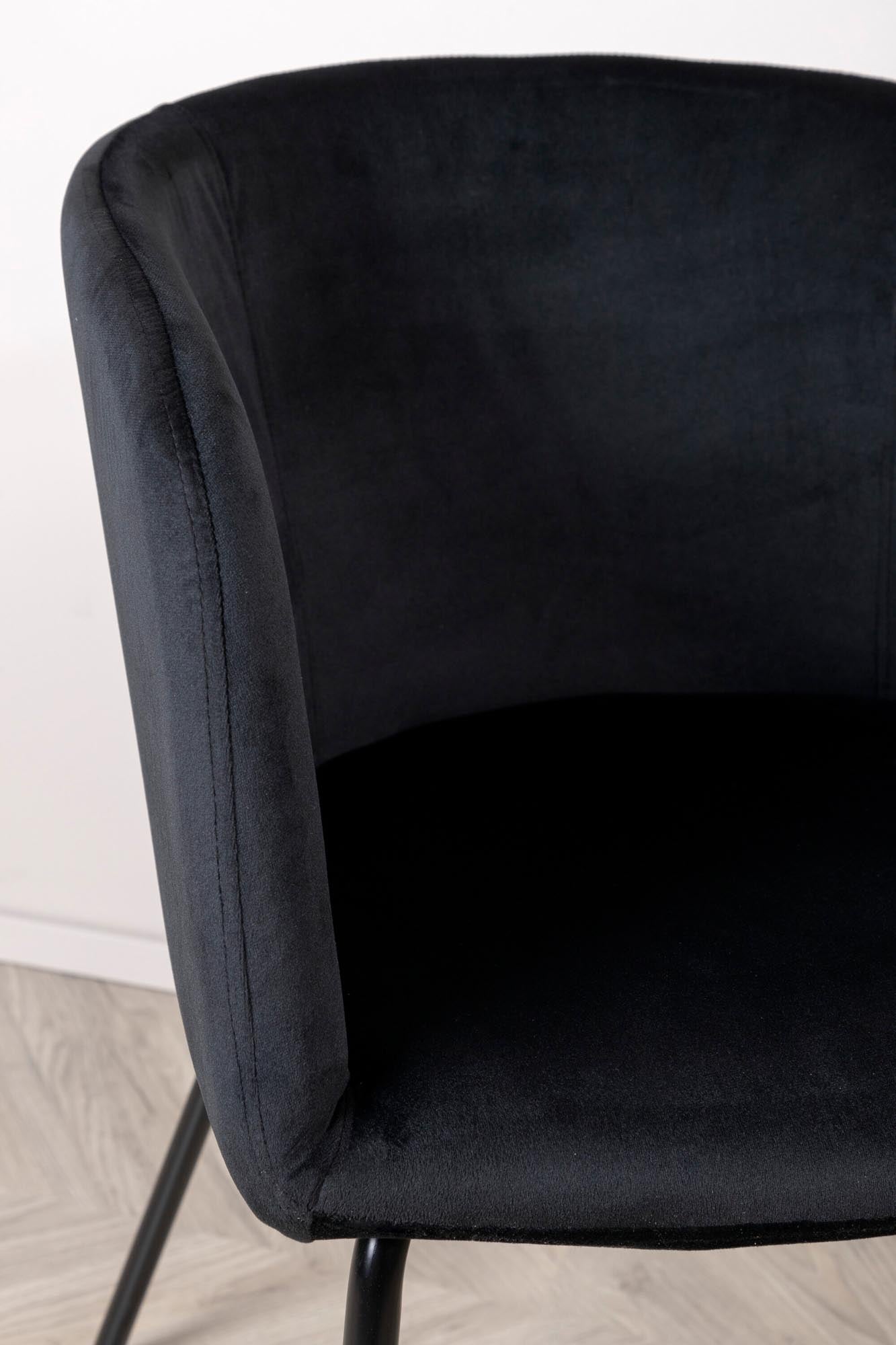 Berit Stuhl von Venture Home: Eleganter, beiger Esszimmerstuhl aus robustem Polyesterleinen mit stilvollen, schwarzen Eisenbeinen.