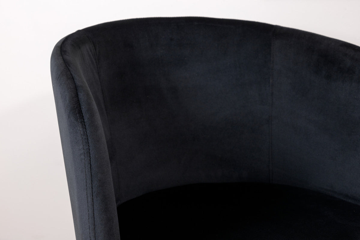 Berit Stuhl in Schwarz präsentiert im Onlineshop von KAQTU Design AG. Stuhl mit Armlehne ist von Venture Home
