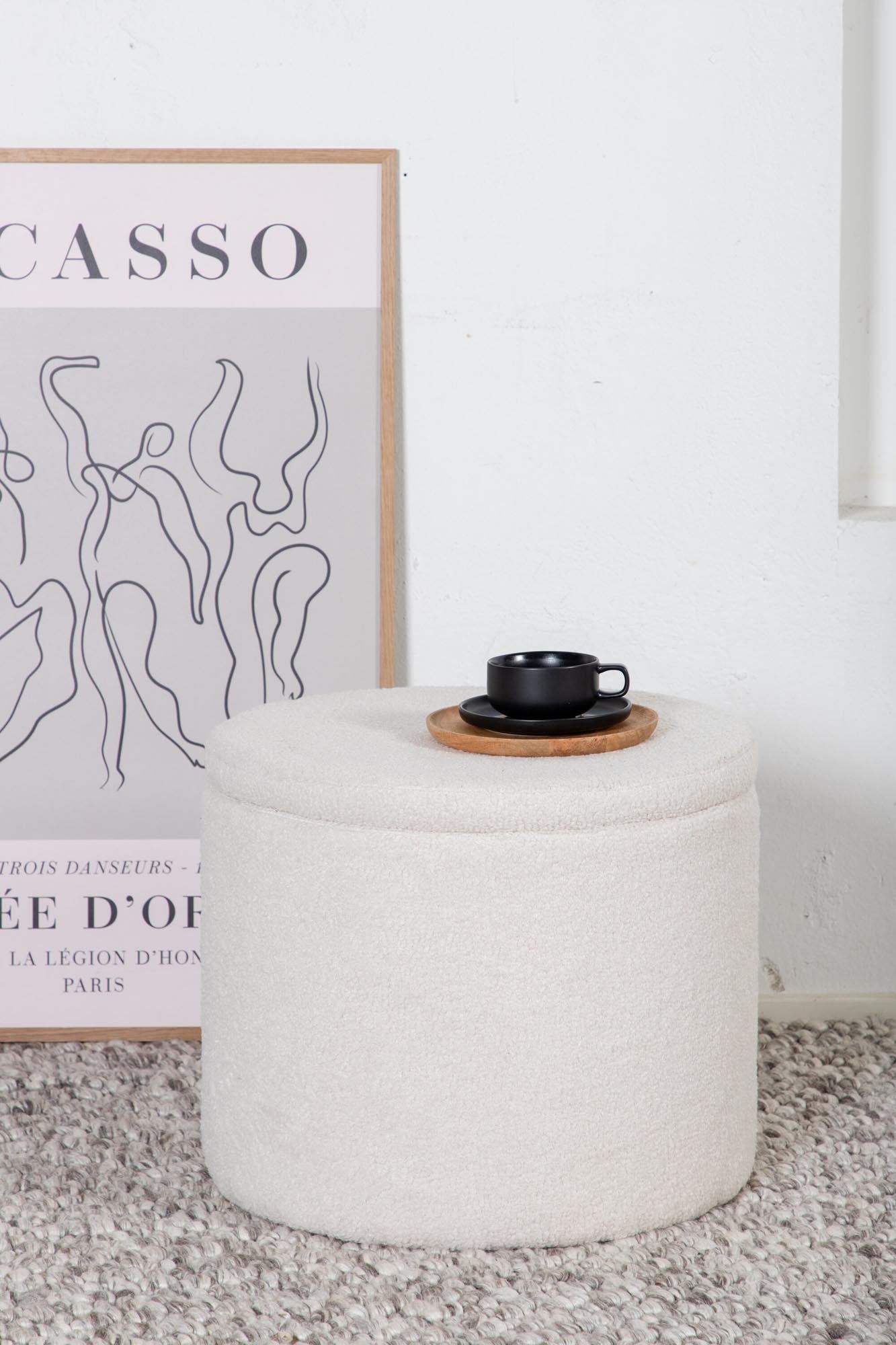 Stylischer Dunken Pouf von Venture Home aus weichem Teddystoff. Ideal für gemütliche Akzente und praktische Aufbewahrung in jedem Raum.