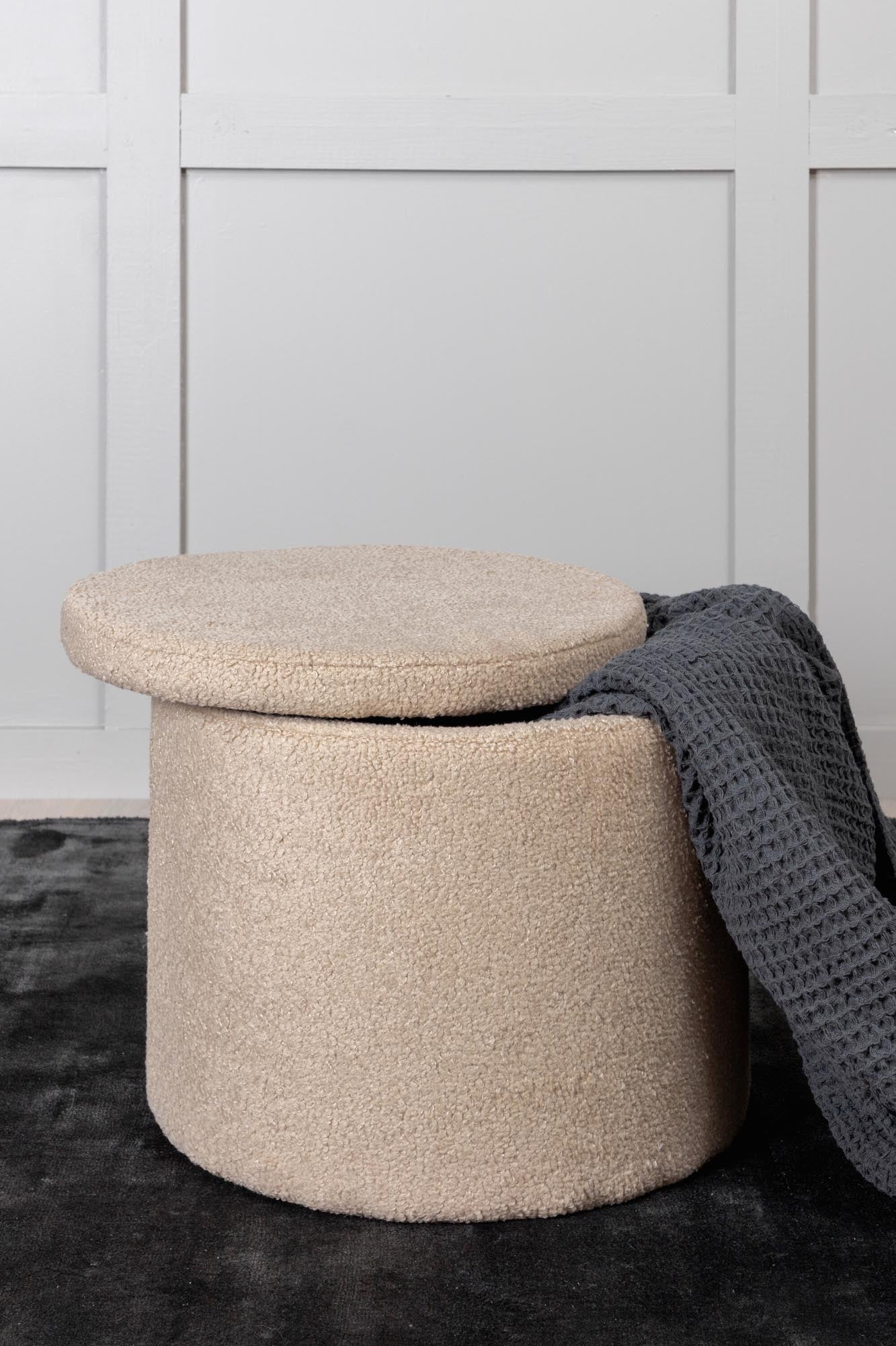 Dunken Ottoman von Venture Home: Stilvoller Pouf aus beigem Teddystoff, ideal für jeden Raum als Sitzgelegenheit und praktischer Stauraum.