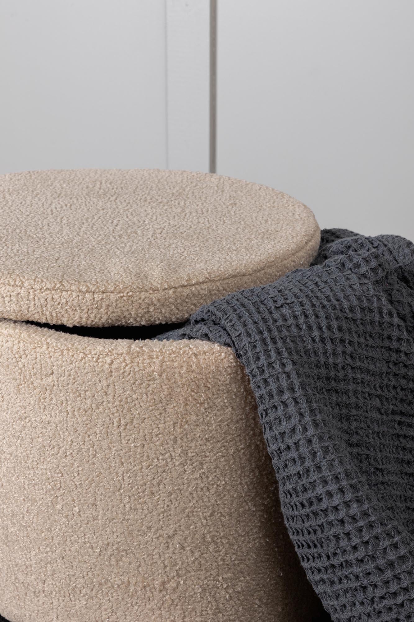 Vielseitiger Dunken Ottoman von Venture Home: Eleganter Pouf in Beigeton, ideal für jeden Raum und cleverer Stauraum für Ihr Zuhause.