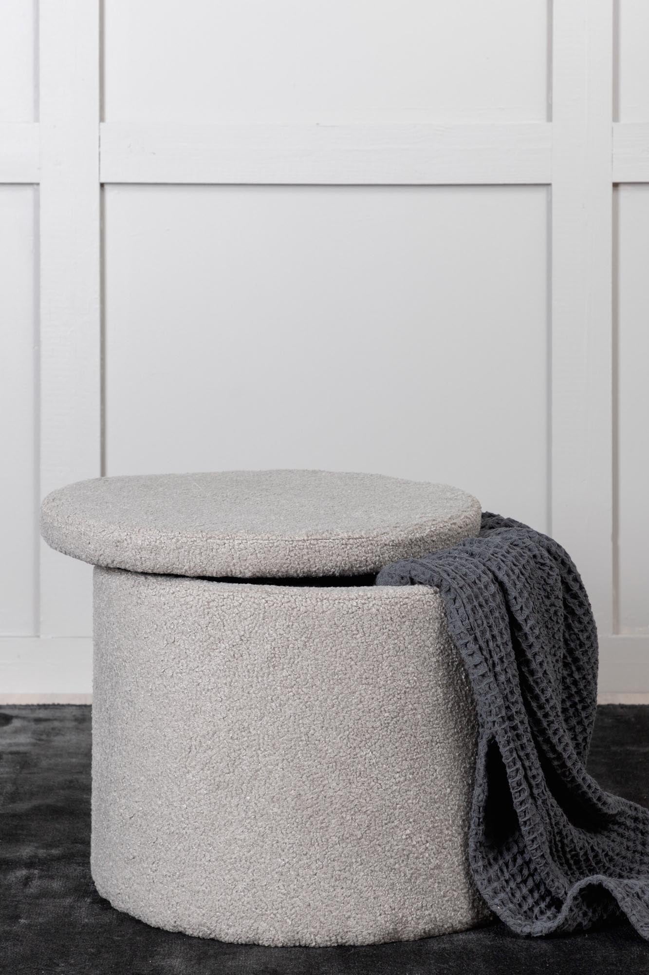 Entdecken Sie den Dunken Pouf von Venture Home: Eleganter Teddystoff, praktischer Stauraum und modernes Design für jeden Raum.