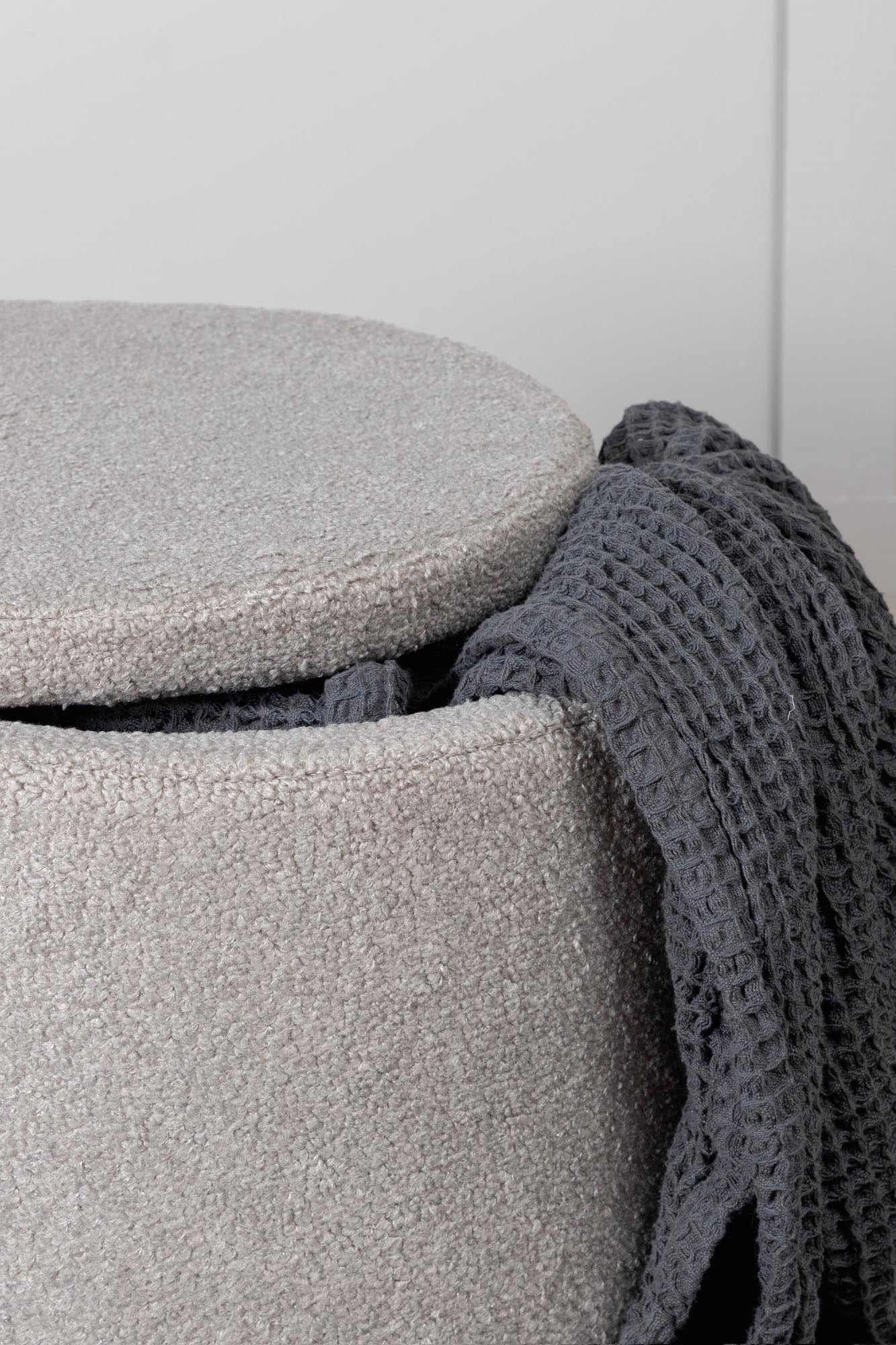 Der Dunken Pouf von Venture Home kombiniert eleganten Teddystoff mit praktischem Stauraum. Perfekt für jeden Raum und ein echter Blickfang!