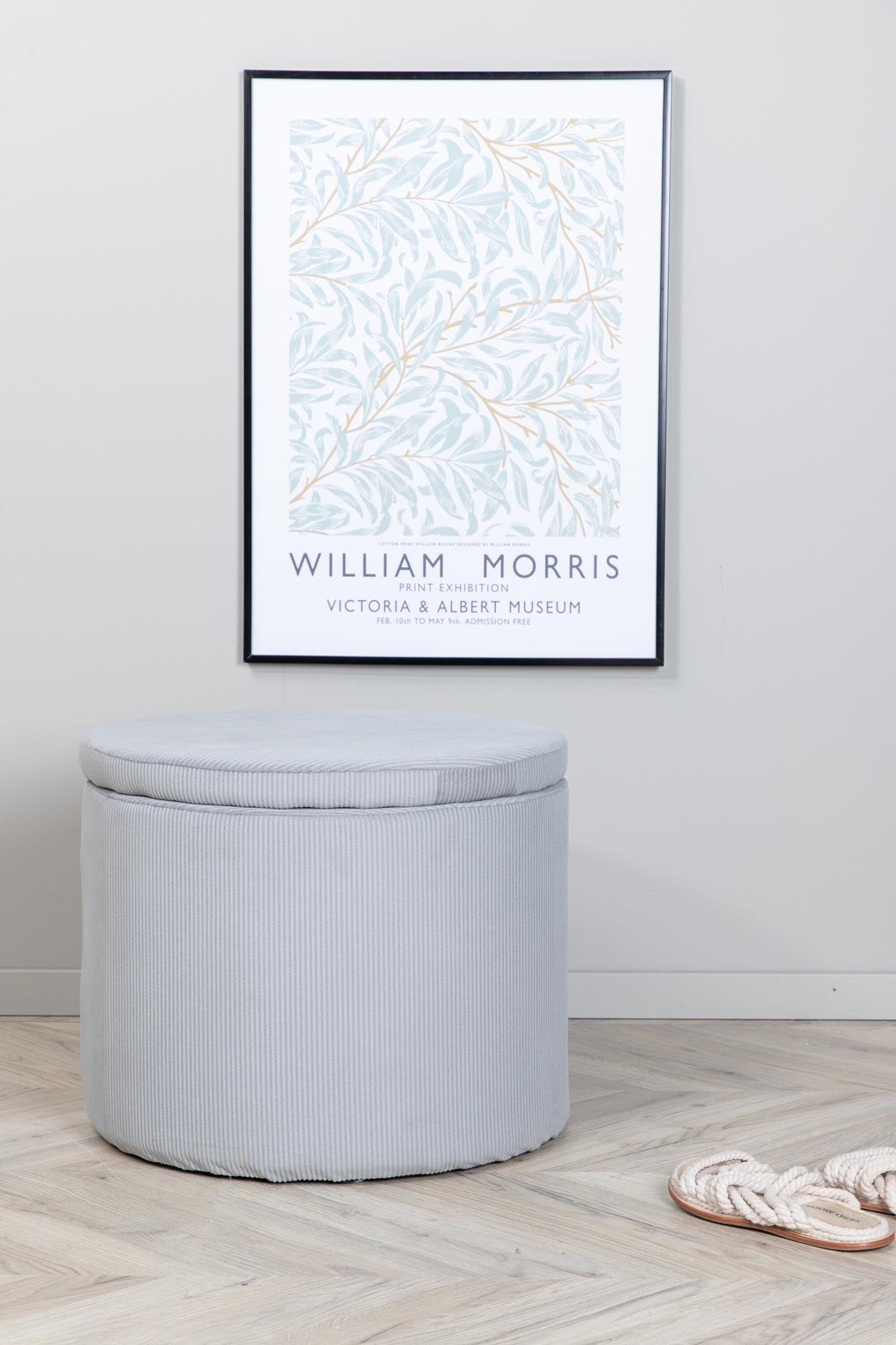 Entdecken Sie den Dunken Pouf von Venture Home: Eleganter Teddystoff, praktischer Stauraum und modernes Design für jeden Raum.