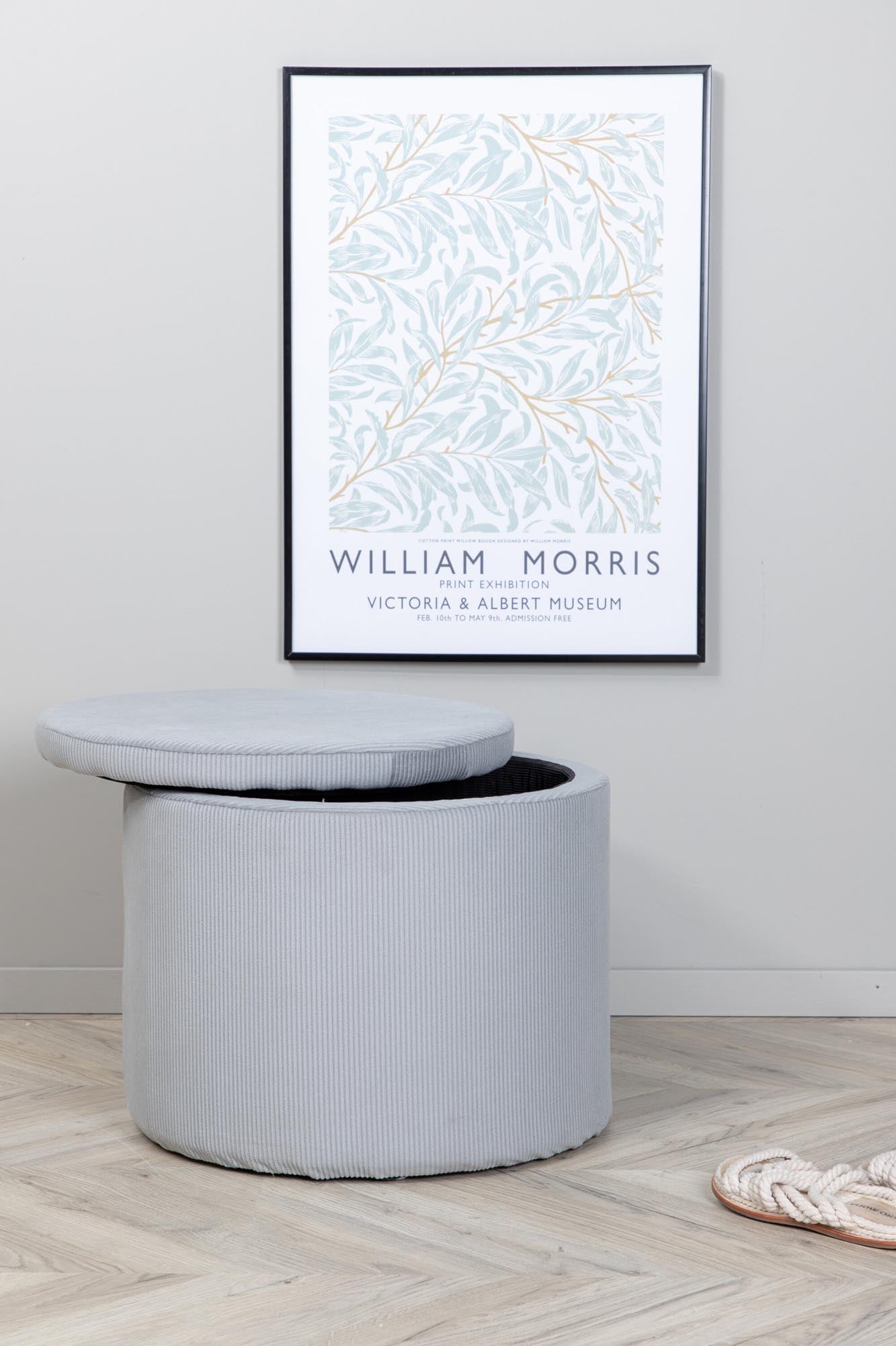 Moderner Dunken Ottoman von Venture Home für zeitlose Eleganz.