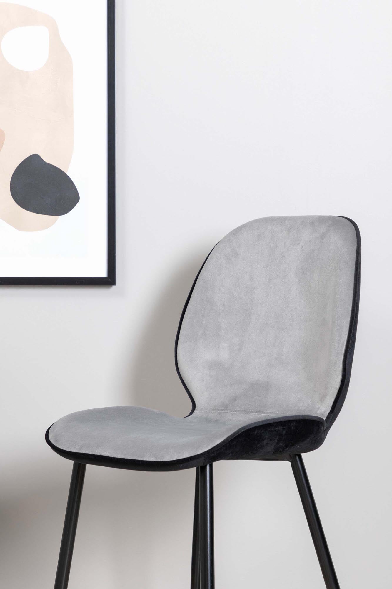 Emma Stuhl von Venture Home: Komfort und Stil in Samtoptik.