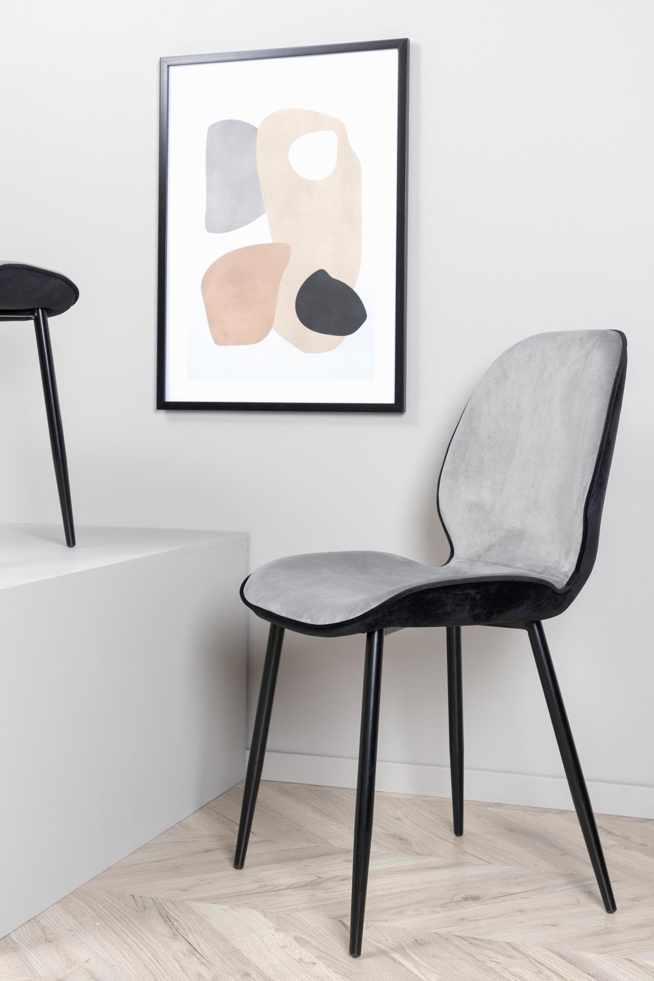 Entdecken Sie den Emma Stuhl von Venture Home: Luxuriöser grauer Samt, stabile Eisenbeine, ideal für stilvolle Wohnräume und gesellige Abende.