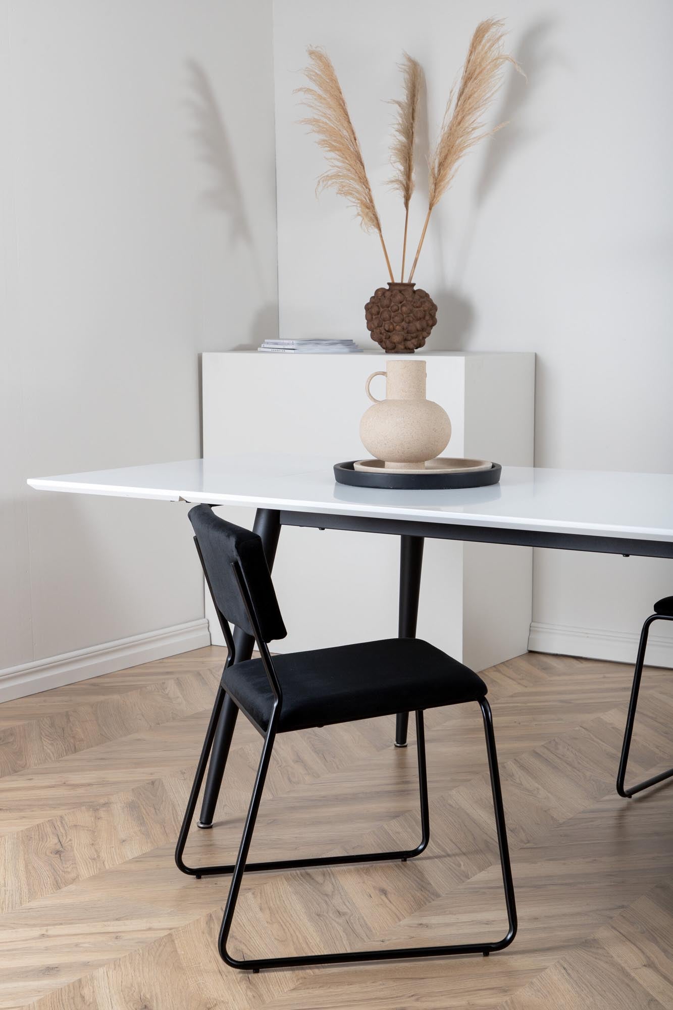 Erleben Sie den eleganten Jimmy Esstisch von Venture Home: Pflegeleichte HPL-Oberfläche, moderne Metallbeine und vielseitig ausziehbar für unvergessliche Momente.