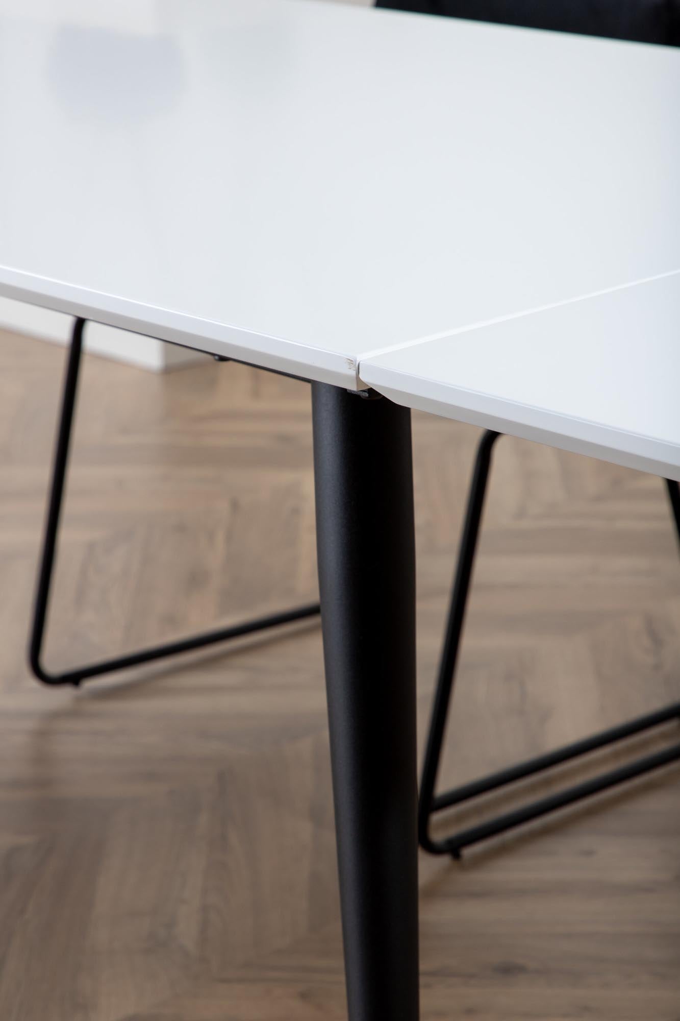 Entdecken Sie den stilvollen Jimmy Esstisch von Venture Home: Robuste HPL-Oberfläche, elegante Metallbeine und ausziehbar für jeden Anlass.