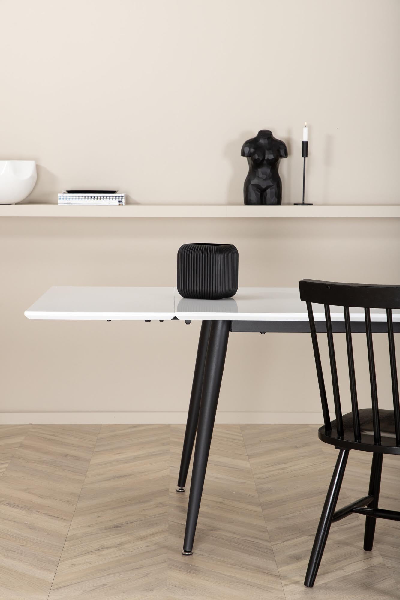 Der Jimmy Esstisch von Venture Home kombiniert stilvolles Design mit Funktionalität. Ausziehbar, pflegeleicht und ideal für jeden Anlass.