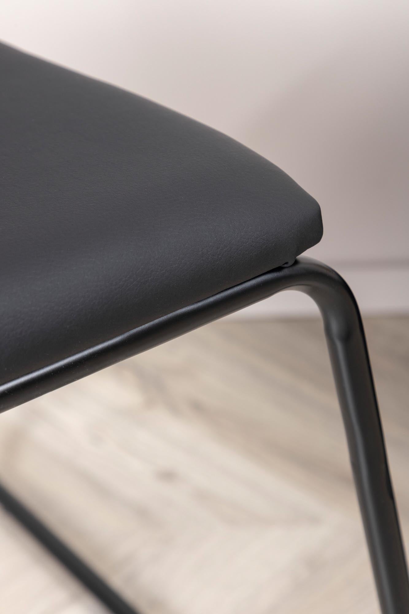 Kenth Stuhl in Schwarz präsentiert im Onlineshop von KAQTU Design AG. Stuhl ist von Venture Home