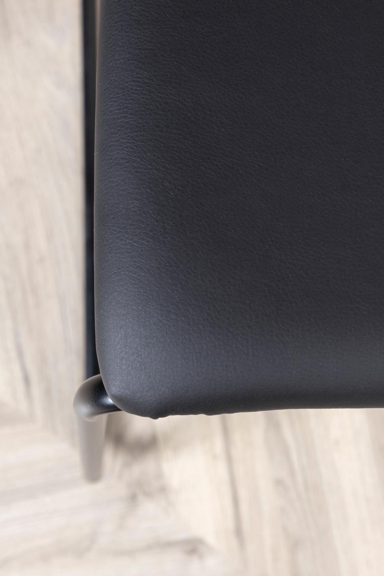 Kenth Stuhl in Schwarz präsentiert im Onlineshop von KAQTU Design AG. Stuhl ist von Venture Home