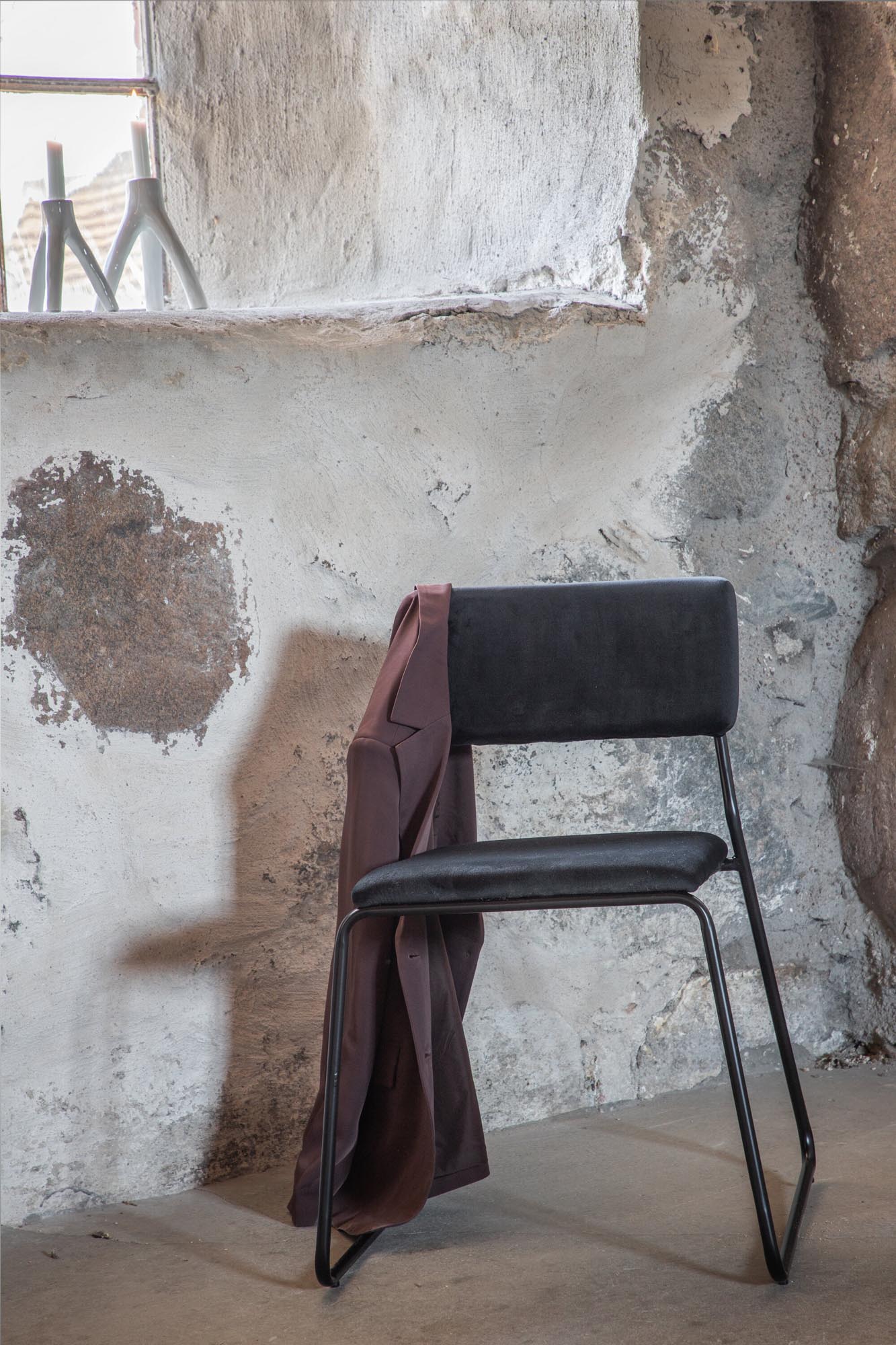 Eleganter Kenth Stuhl: Komfort und Stil für Ihr Esszimmer, mit robusten Eisenbeinen und pflegeleichter PU-Oberfläche.