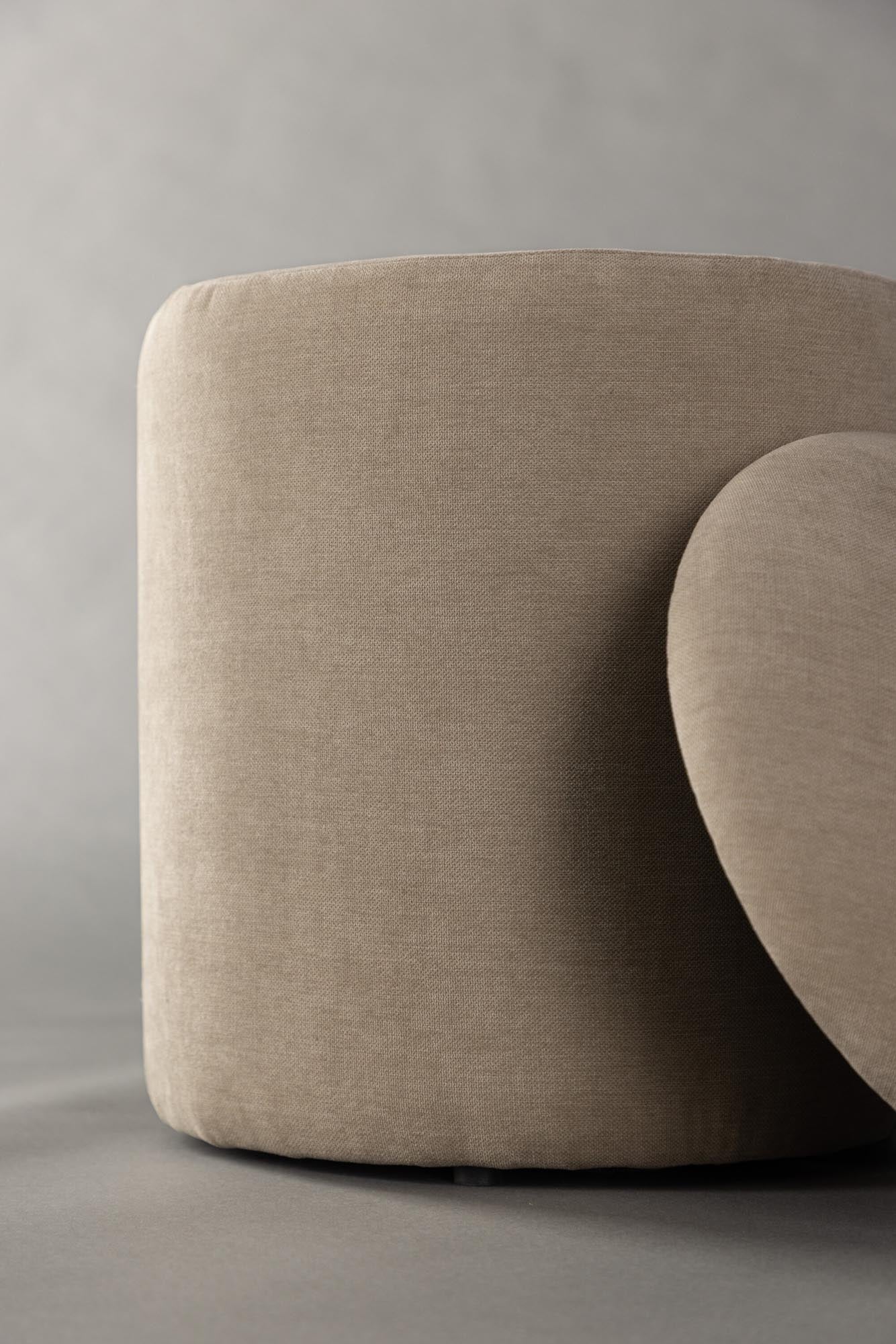 Entdecken Sie den Limpen Pouf von Venture Home: Elegantes, beige Leinen, vielseitig einsetzbar und ideal für stilvolle Aufbewahrung in jedem Raum.