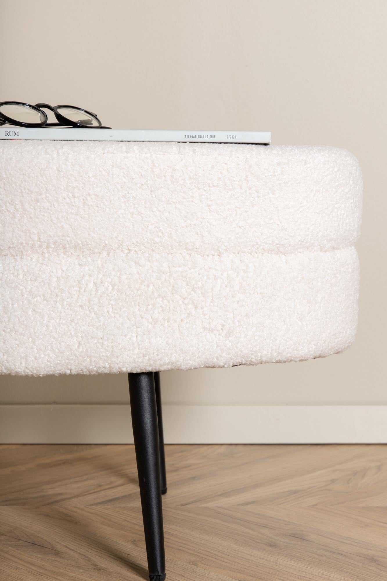 Otto Ottoman / Pouf in Weiss präsentiert im Onlineshop von KAQTU Design AG. Ottoman ist von Venture Home