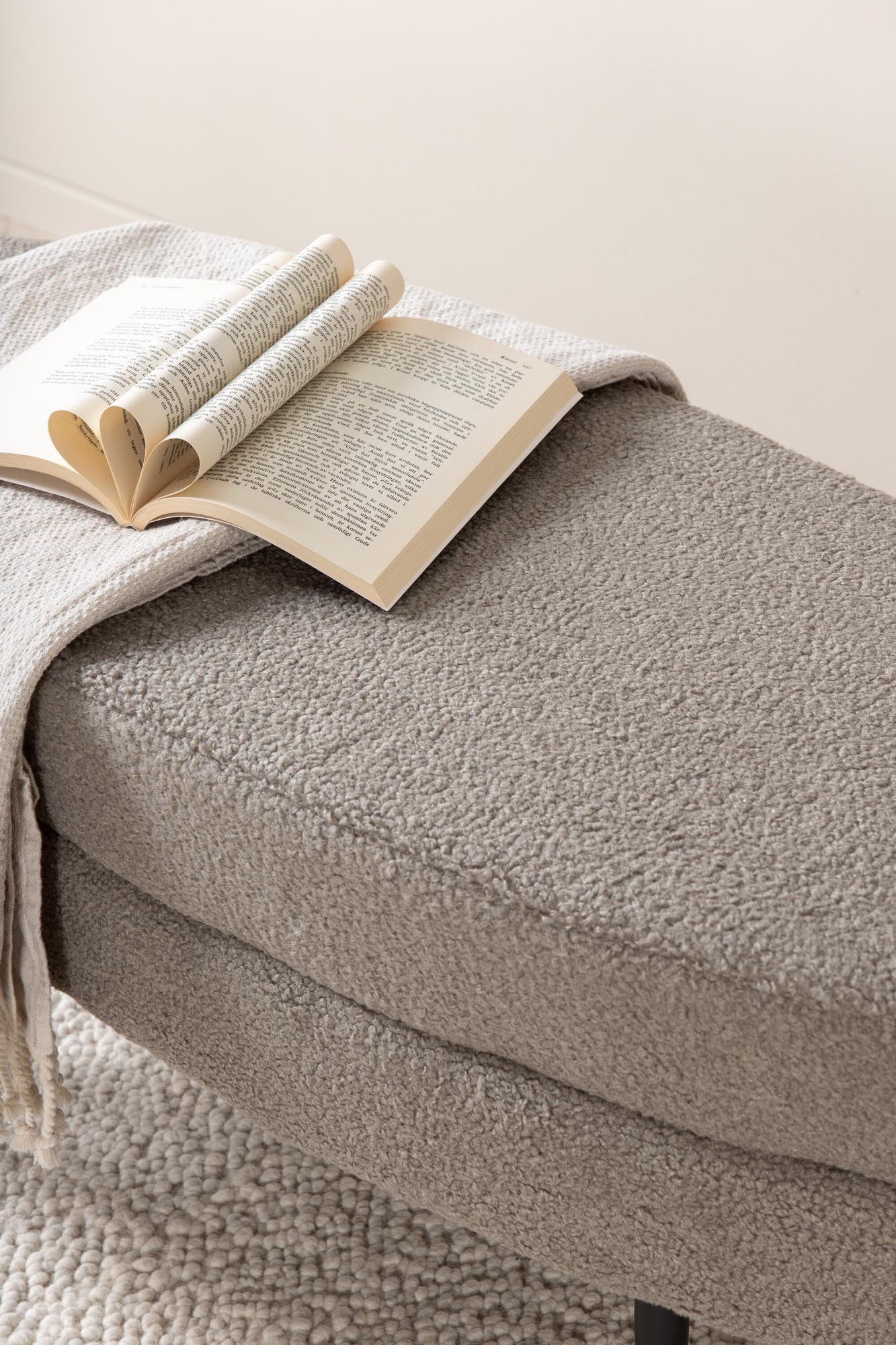 Otto Ottoman / Pouf in Greige präsentiert im Onlineshop von KAQTU Design AG. Ottoman ist von Venture Home