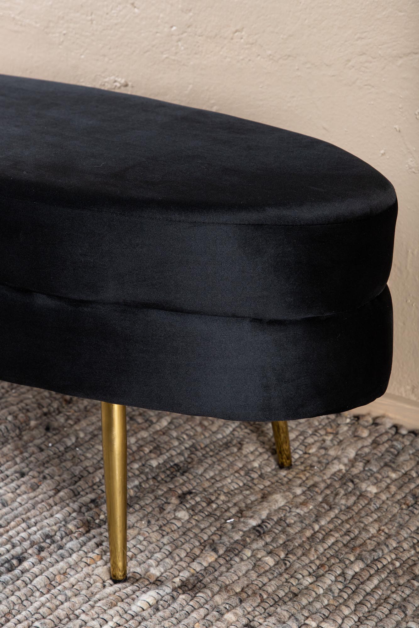 Otto Ottoman / Pouf in Schwarz präsentiert im Onlineshop von KAQTU Design AG. Ottoman ist von Venture Home