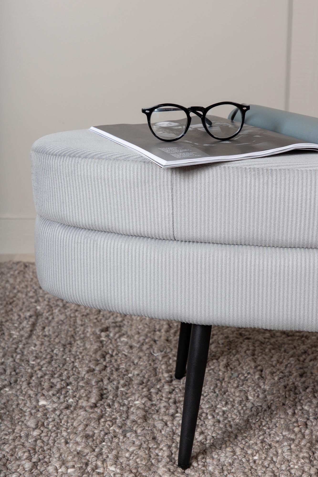 Otto Ottoman / Pouf in Grau präsentiert im Onlineshop von KAQTU Design AG. Ottoman ist von Venture Home